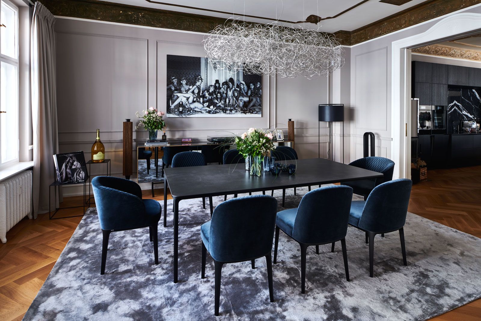 Altbau am Ku'damm - Stühle: Marelli, Teppich: Miinu, Esstisch und Sideboard: Sovet, Deckenleuchte: Catellani & Smith, Stehleuchte: Metalarte