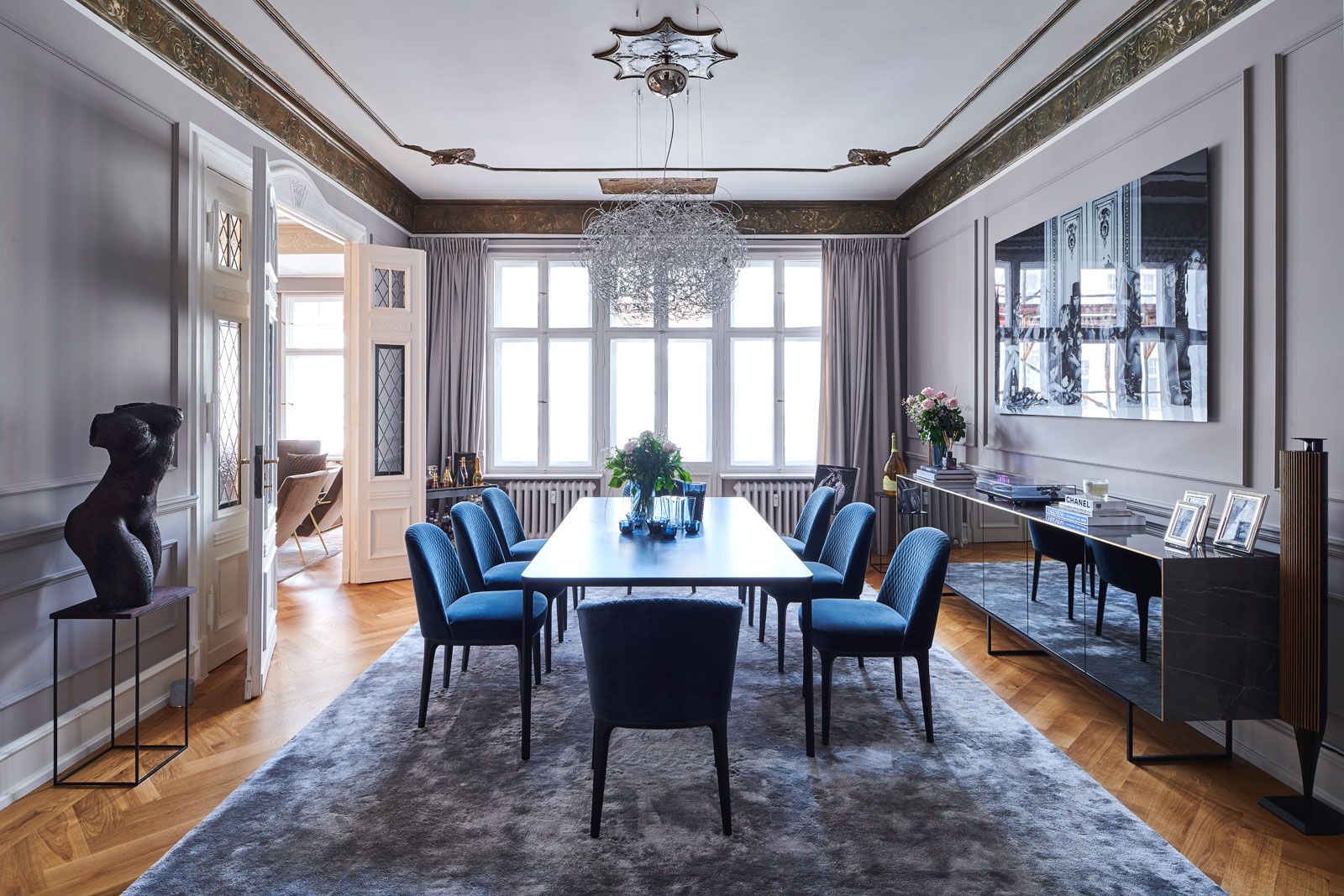 Altbau am Ku'damm - Stühle: Marelli, Teppich: Miinu, Esstisch und Sideboard: Sovet, Deckenleuchte: Catellani & Smith, Stehleuchte: Metalarte