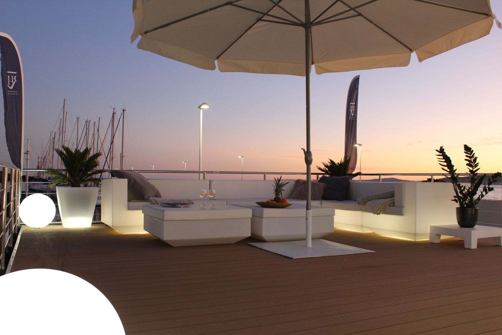 Hausboot in Cannes - Blick auf das Deck: Outdoor Lounge Möbel von Vondom