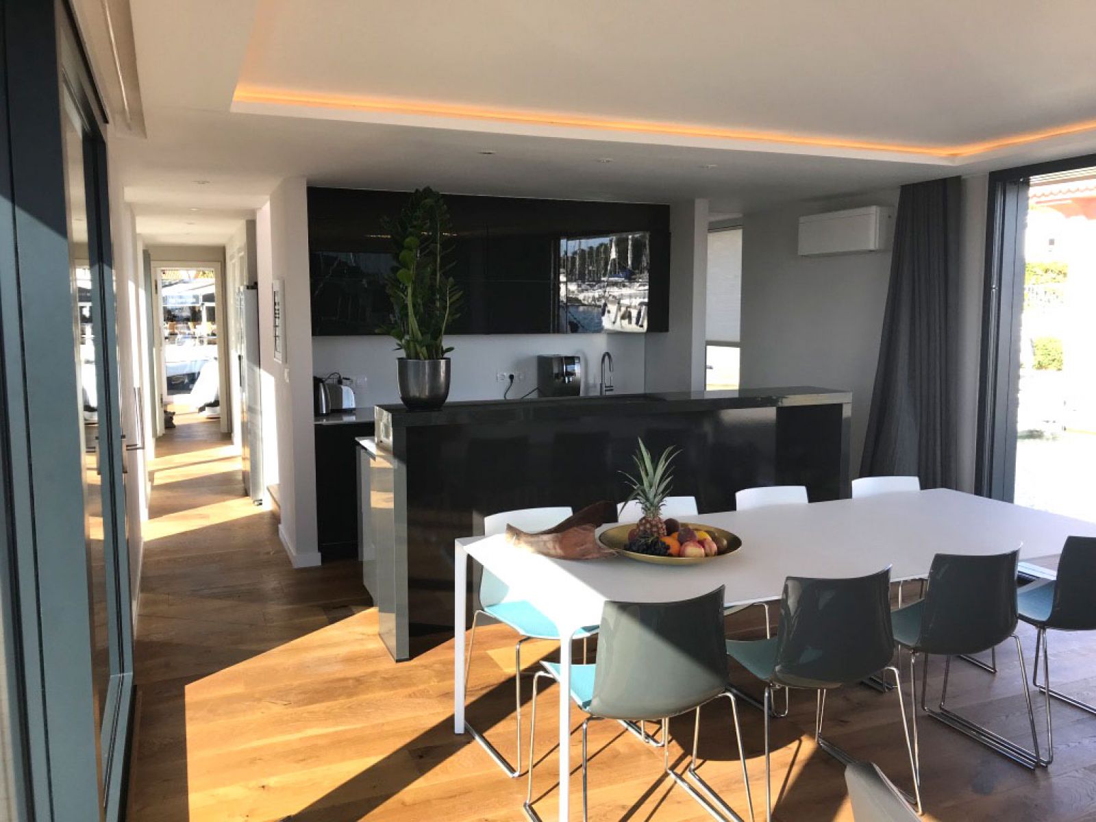 Hausboot in Cannes - Blick in den Essbereich des Bootes: Esstisch Nuur von Arper, Stühle Catifa von Arper