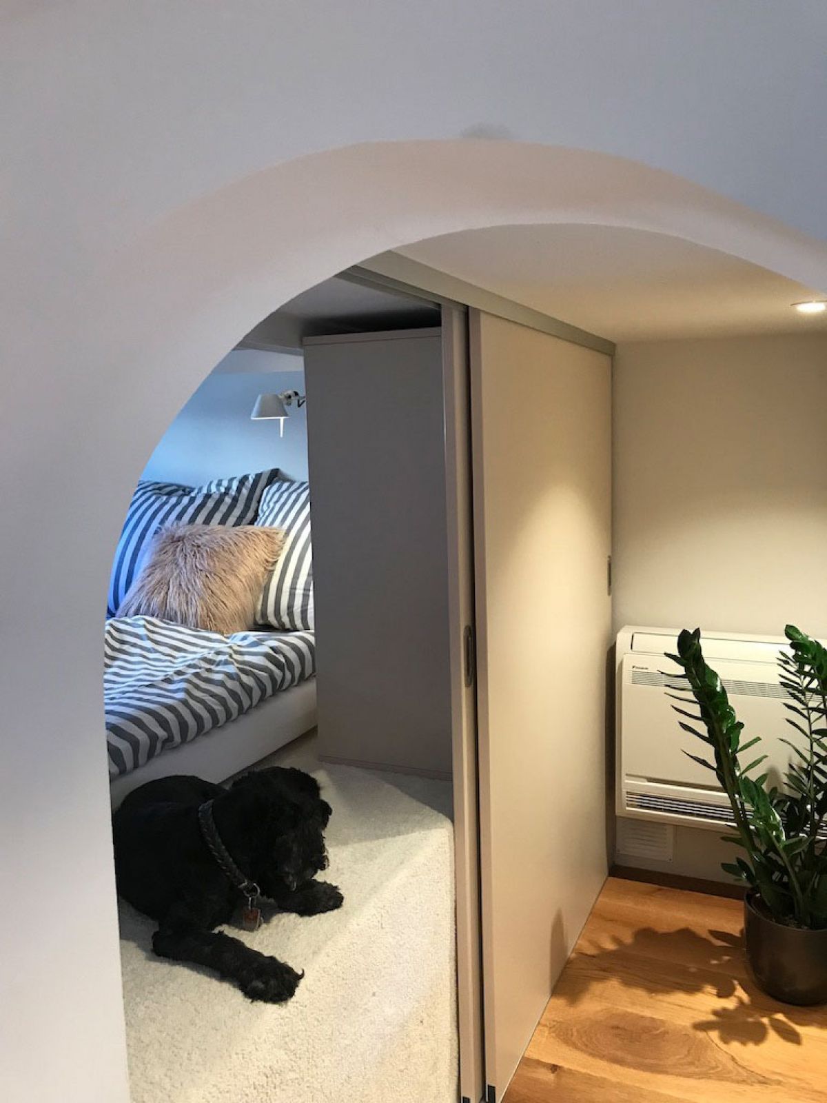 Hausboot in Cannes - Blick in den Bootsrumpf: Schlafnische Nr. 1 aus der Cramer Holzmanufaktur