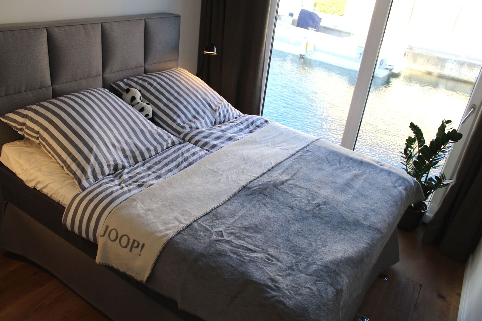Hausboot in Cannes - Blick in die Schlafkabine Nr. 1: Bett aus der Cramer Polstermanufaktur