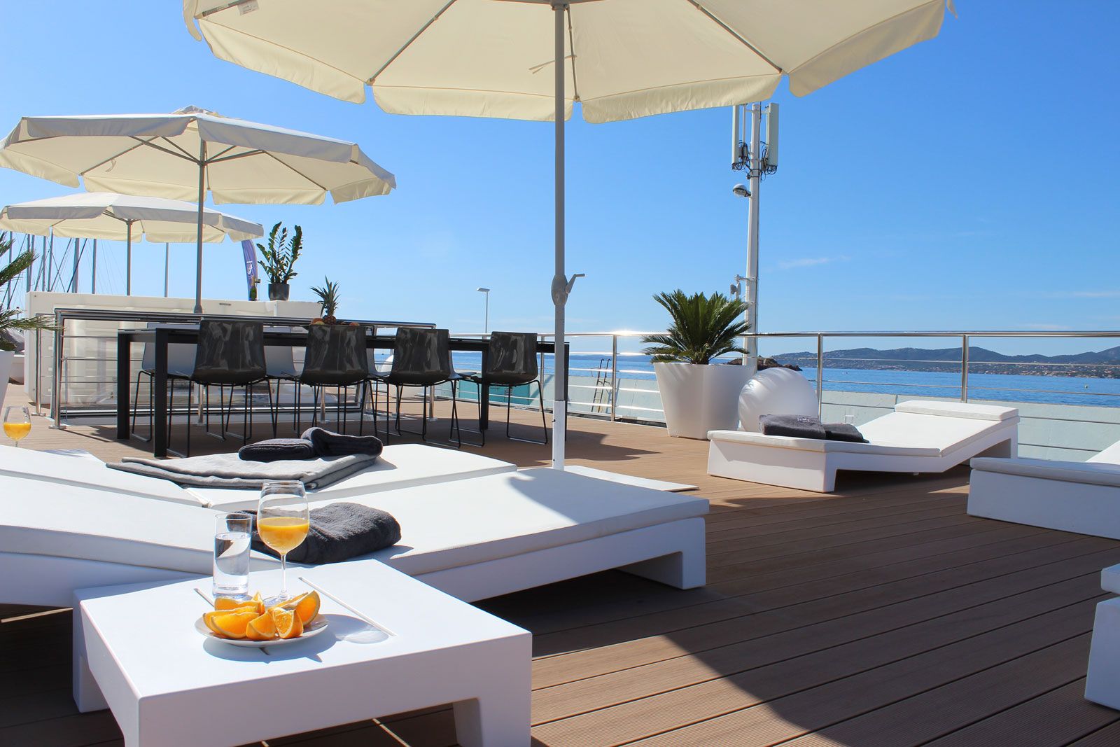 Hausboot in Cannes - Blick auf das Deck: Sonnenliegen und Beistelltische von Vondom, Esstisch Apta von Lapalma, Stühle Catifa von Arper