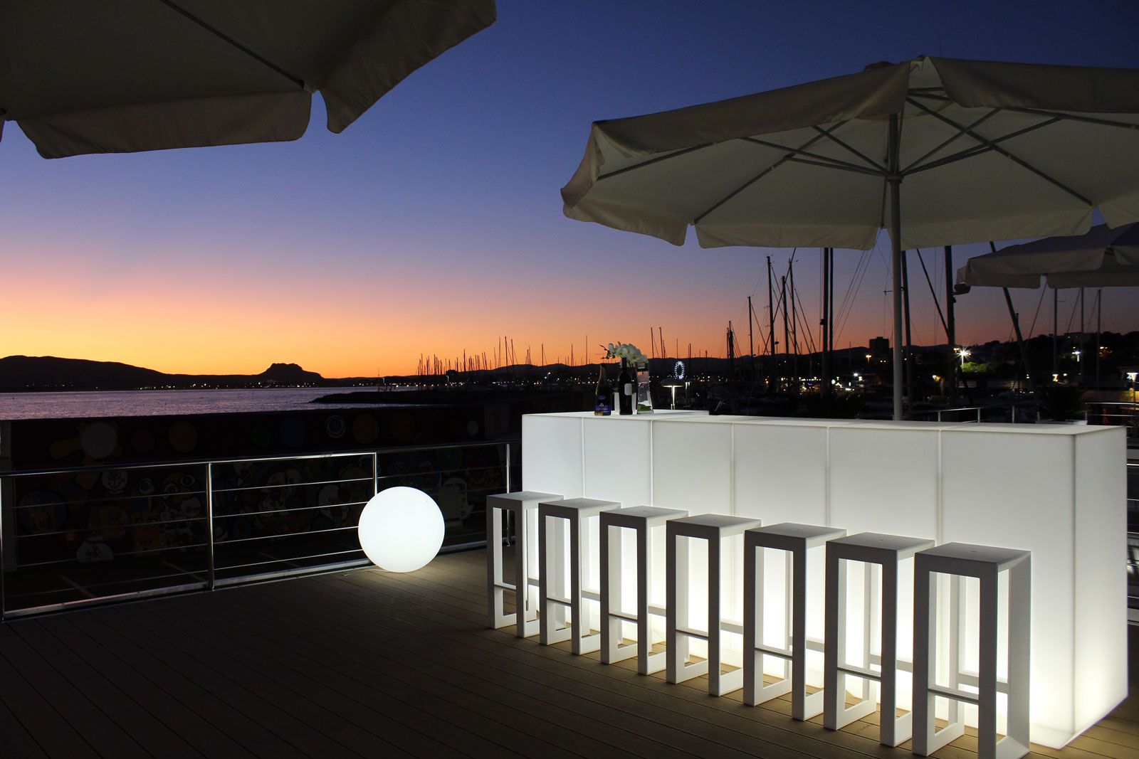 Hausboot in Cannes - Blick auf das Deck: Beleuchtete Bar und Barhocker von Vondom