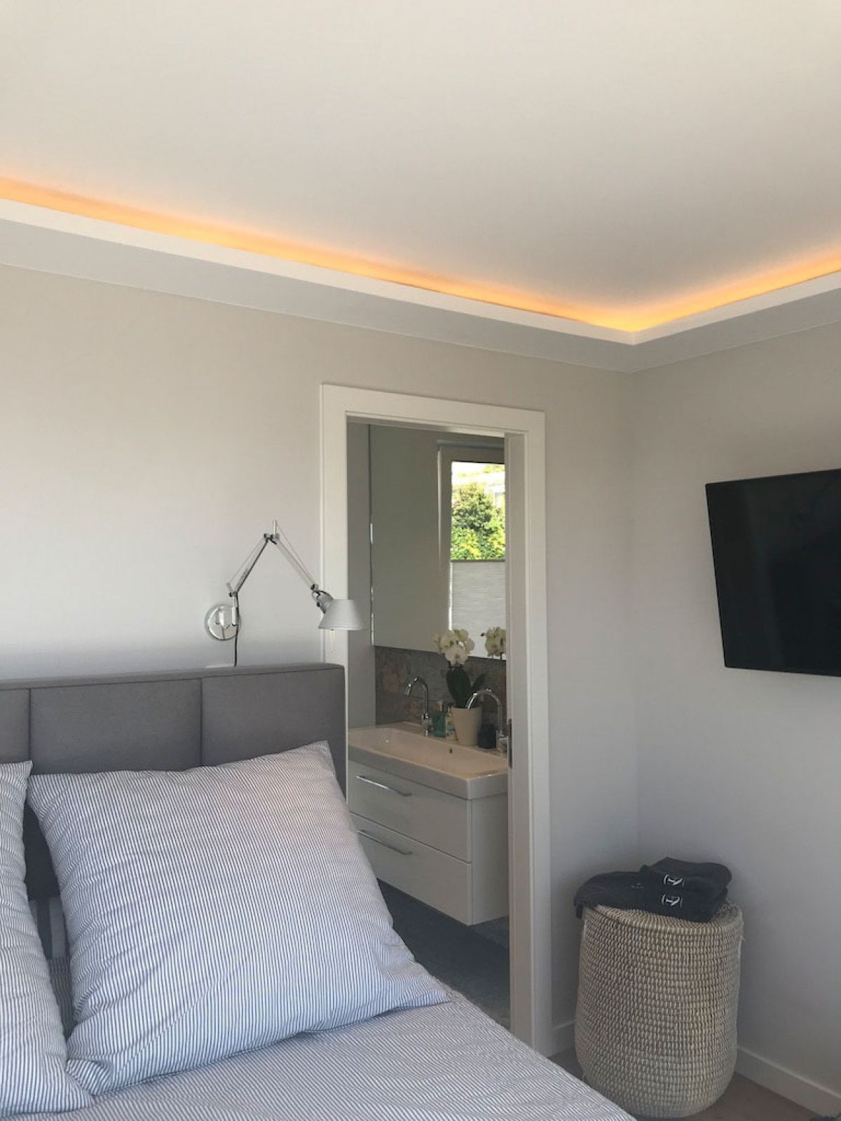 Hausboot in Cannes - Blick in die Schlafkabine Nr. 2: Bett aus der Cramer Polstermanufaktur, Wandleuchte Tolomeo von Artemide