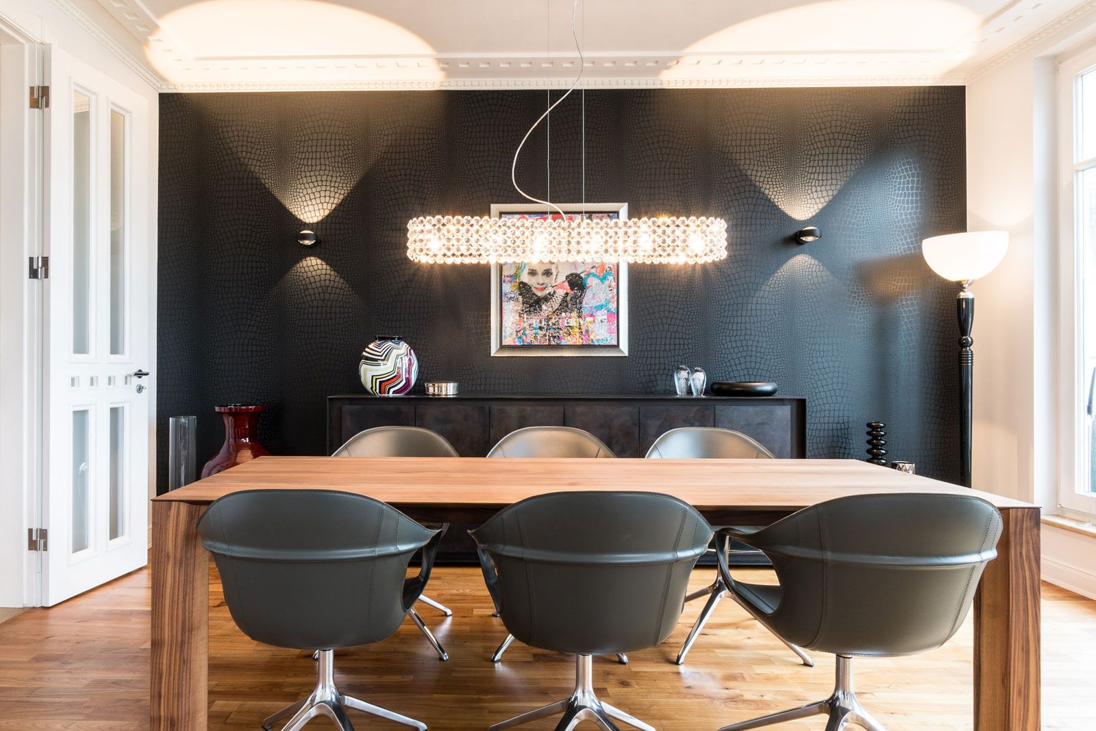 Wohnung in Hamburg - Essbereich: Sideboard von Capo d'Opera, Stühle von Kristalia, Esstisch von Scholtissek, Pendelleuchte von Marchetti, Wandleuchten von Occhio