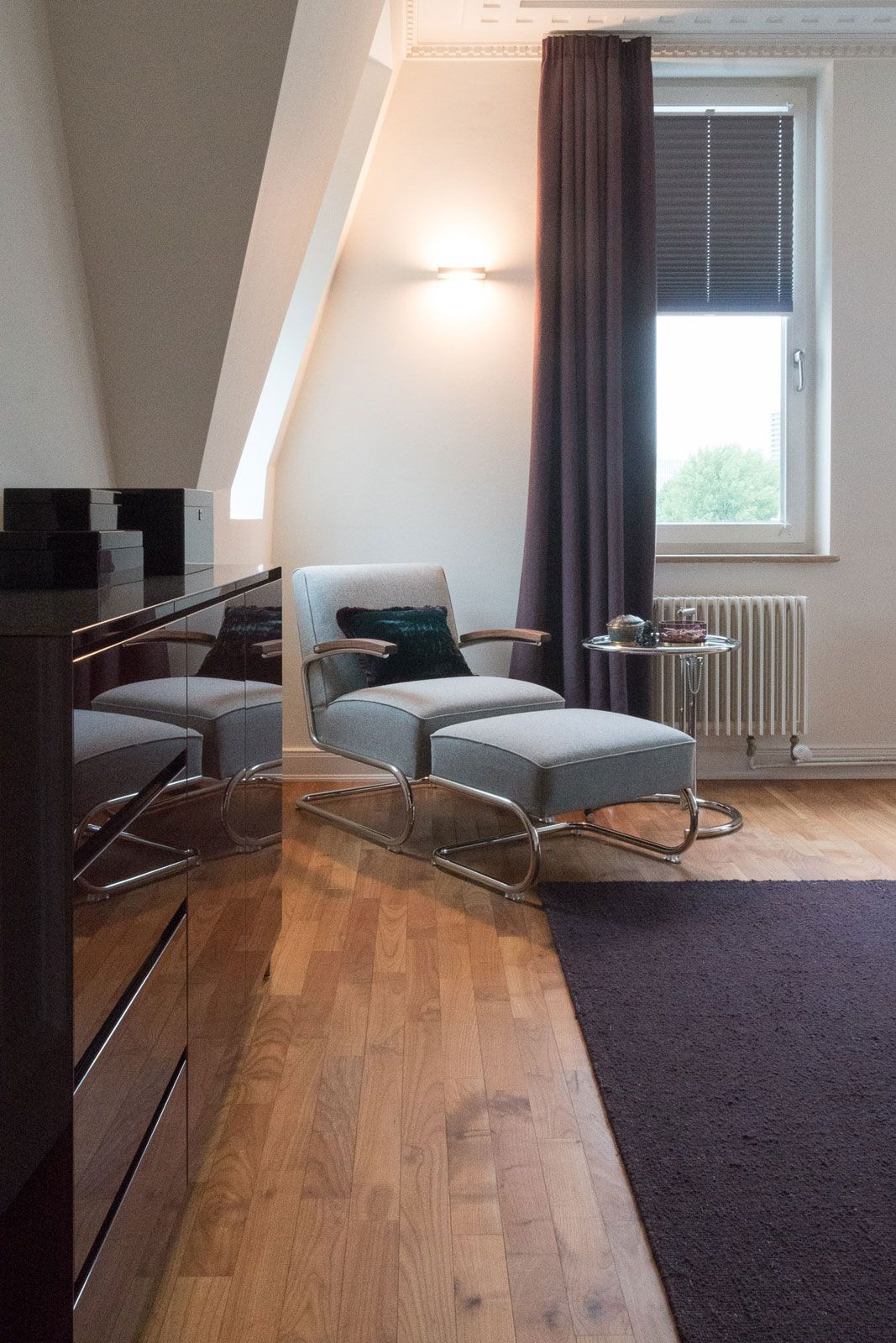 Wohnung in Hamburg - Schlafbereich: Sessel und Hocker S 411 von Thonet, Teppich von Miinu, Sideboard aus der Cramer Holzmanufaktur