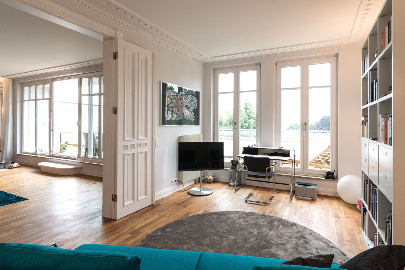 Wohnung in Hamburg - Arbeits-/Gästezimmer: Scheibtisch und Stuhl von Thonet, Teppich von Object Carpet, Bodenleuchte von Artemide, Regal aus der Cramer Holzmanufaktur