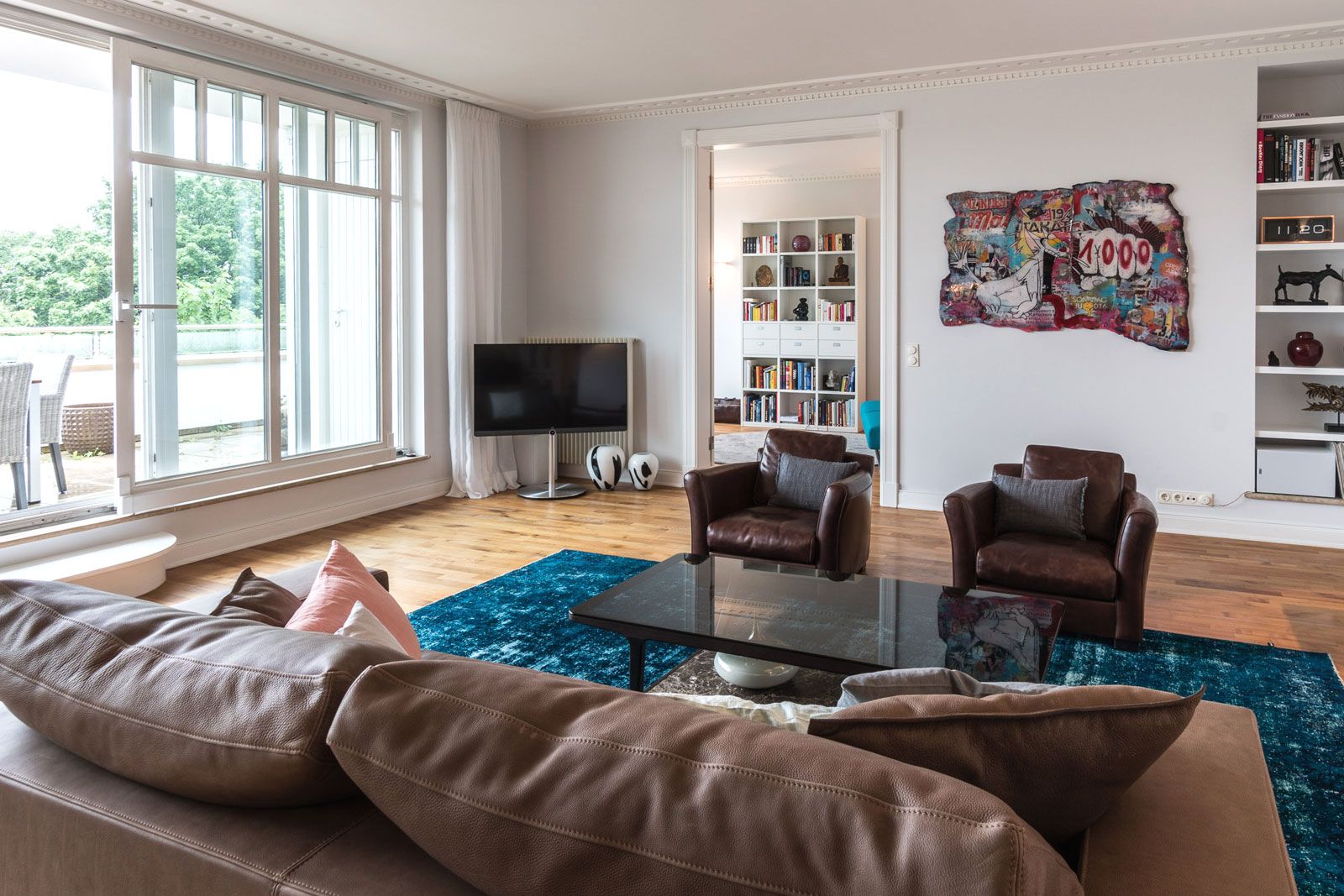 Wohnung in Hamburg - Wohnbereich: Sofa u. Sessel von Baxter, Couchtisch von Porada, Teppich von Miinu, Regale aus der Cramer Holzmanufaktur