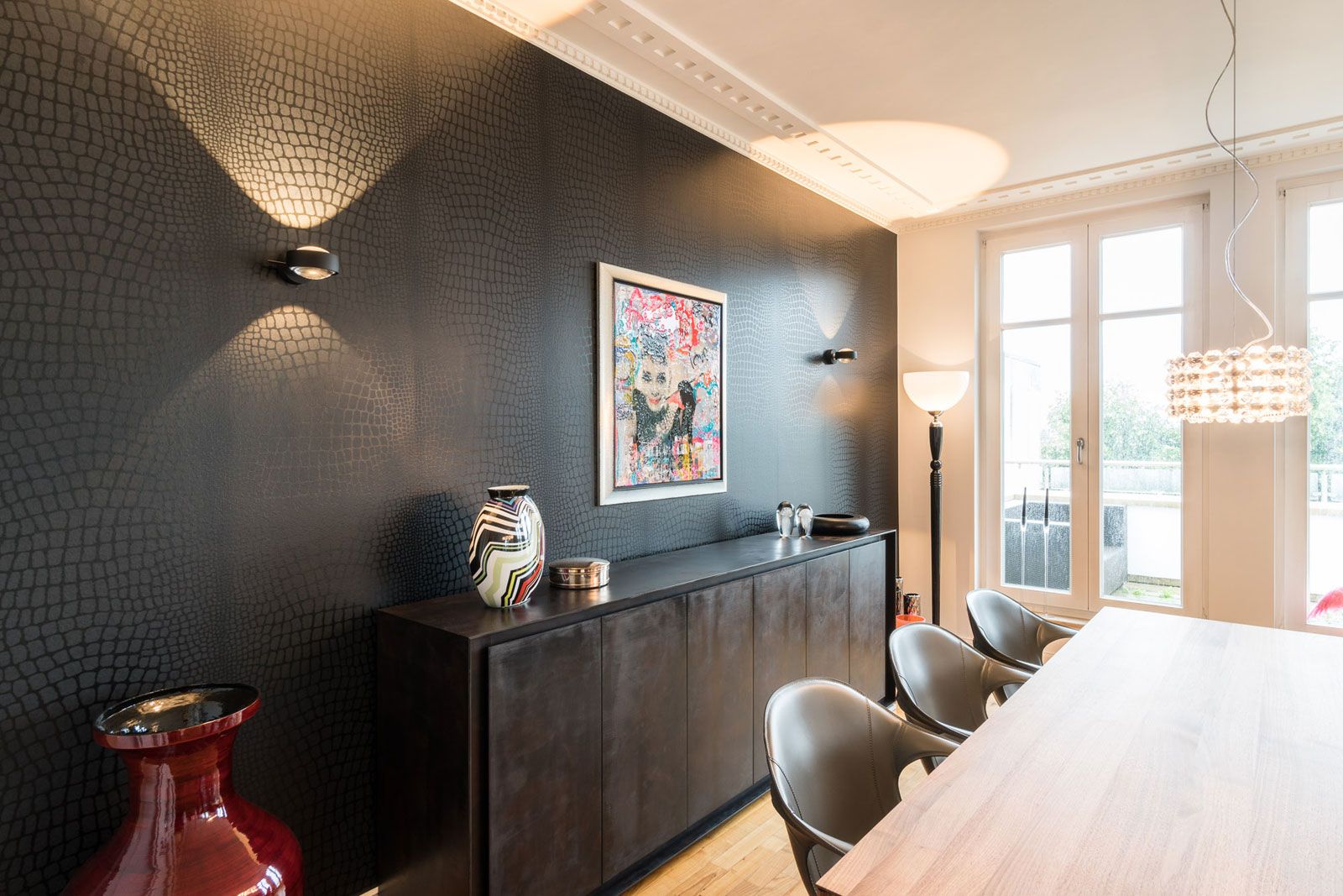 Wohnung in Hamburg - Essbereich: Sideboard von Capo d'Opera, Stühle von Kristalia, Esstisch von Scholtissek, Pendelleuchte von Marchetti, Wandleuchten von Occhio