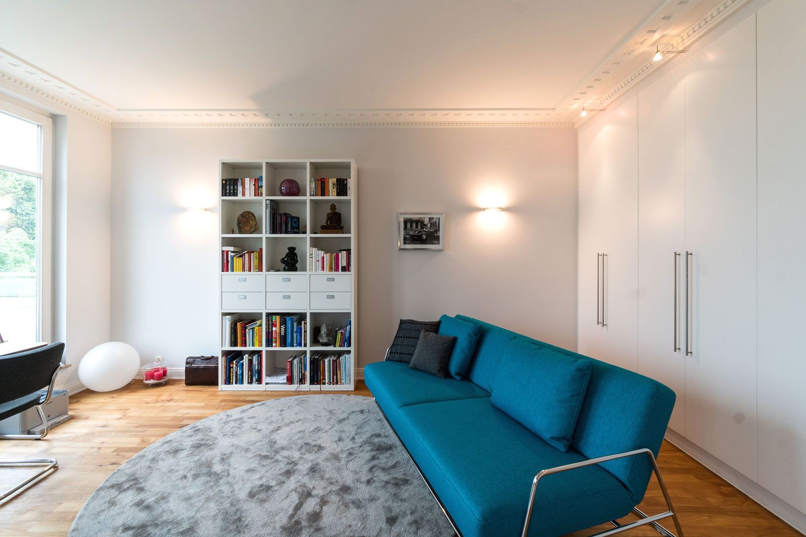 Wohnung in Hamburg - Arbeits-/Gästezimmer: Bettsofa Square von Brühl, Teppich von Object Carpet, Regal u. Einbauschrank aus der Cramer Holzmanufaktur, Bodenleuchte von Artemide
