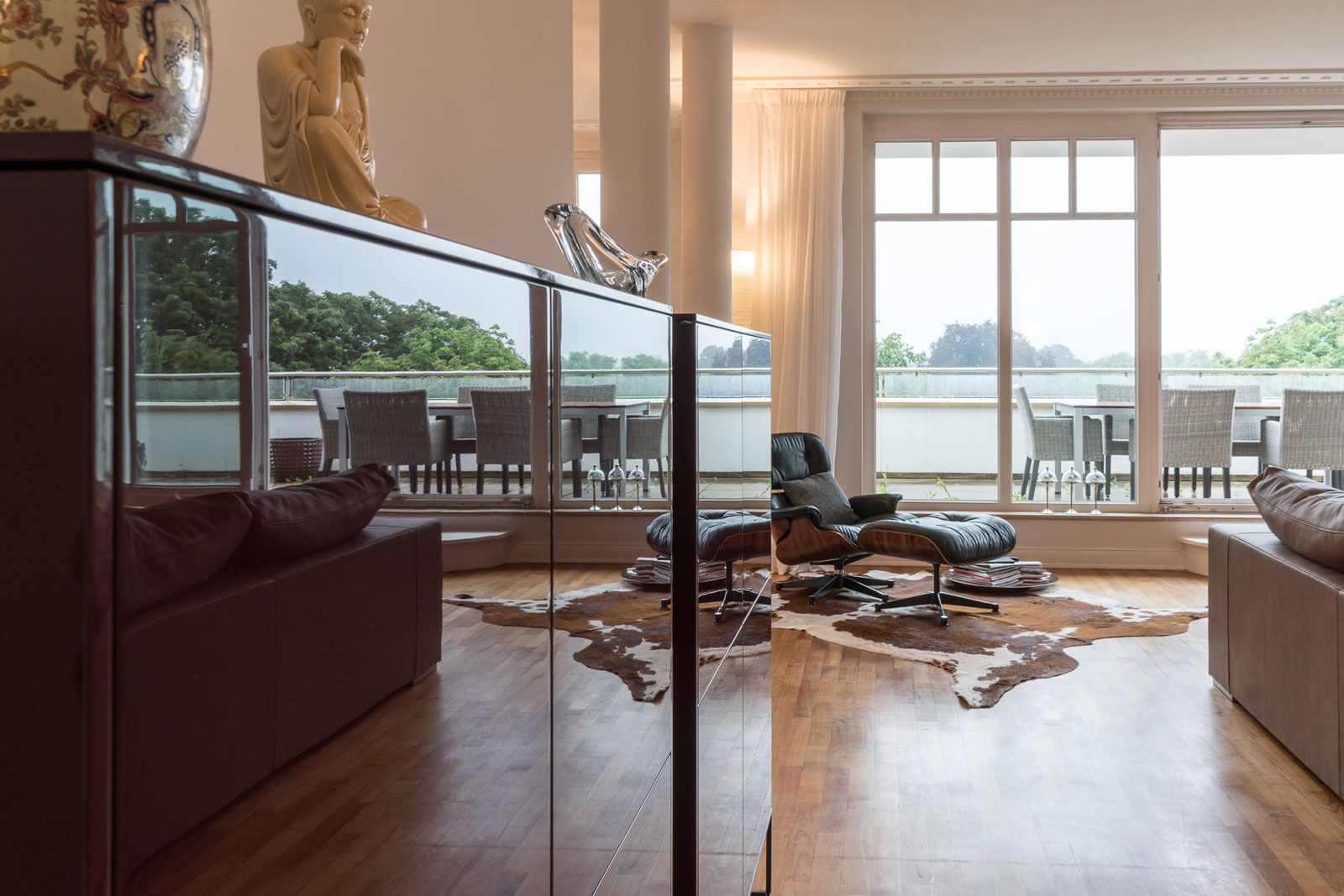 Wohnung in Hamburg - Blick in den Loungebereich: Highboard von Piure, Sessel Eames Lounge Chair von Vitra