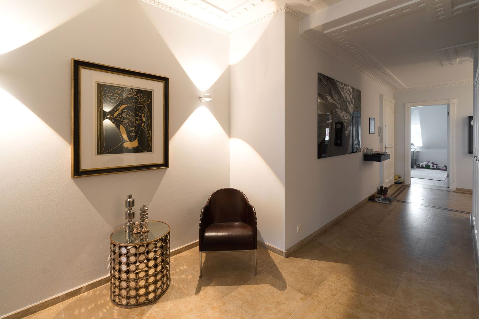 Wohnung in Hamburg - Flur: Sessel Bruno von Källemo, Bestelltisch Fundstück, Wandleuchten Sito Verticale von Occhio