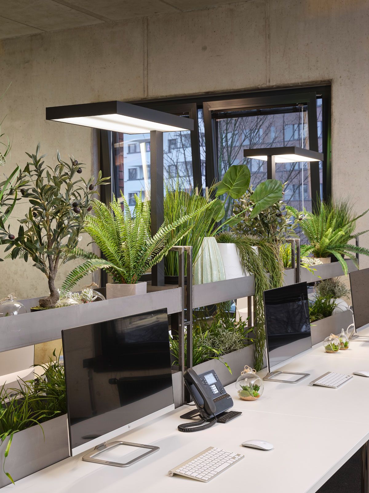 Headquarter einer Kita - Pendelleuchten von Molto Luce, Raumteiler aus der Cramer Holzmanufaktur
