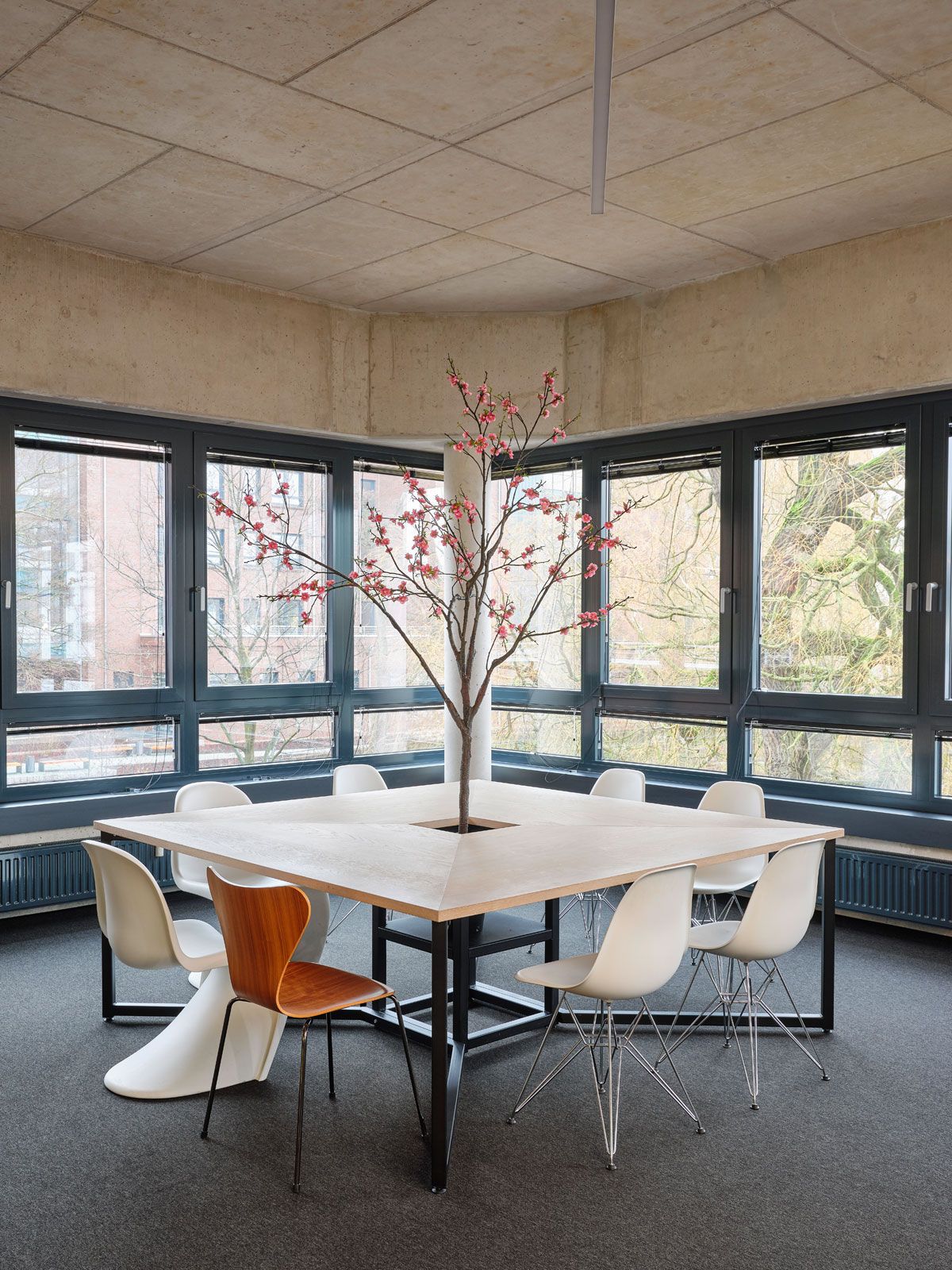 Headquarter einer Kita - Tisch aus der Cramer Holzmanufaktur, Stühle von Vitra