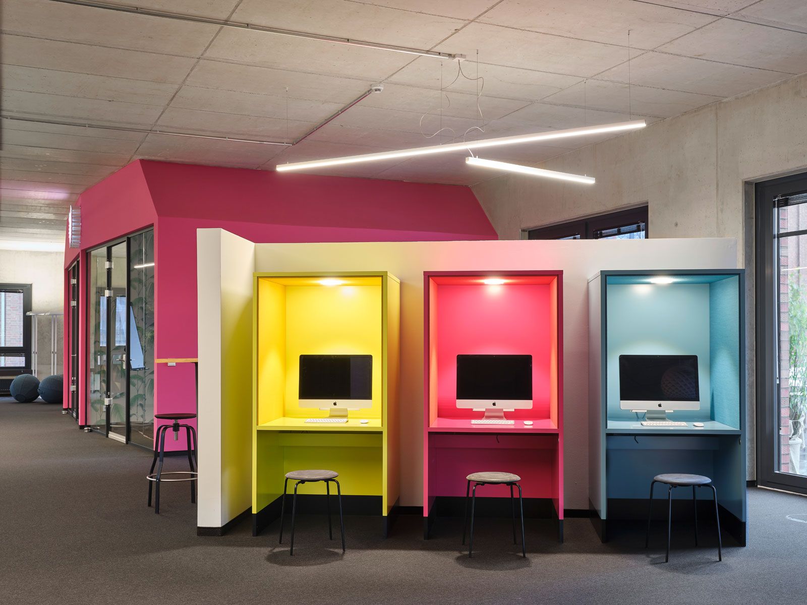 Headquarter einer Kita - Workkabinen aus der Cramer Holzmanufaktur, Hocker von Fritz Hansen