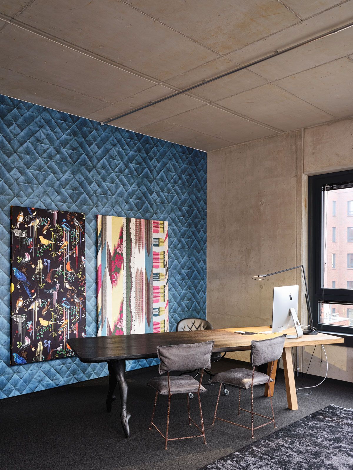 Headquarter einer Kita - Schreibtisch In Punta di Piedi von Riva, Stühle von Baxter, Schreibtischstuhl von Källemo, Wandbilder mit Stoff bezogen von Designers Guild