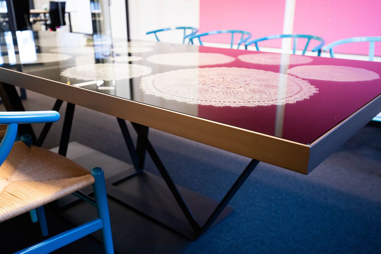 Headquarter einer Kita - Detailansicht: Tisch aus der Cramer Holzmanufaktur (Design by Cämmerer), Stühle von Carl Hansen
