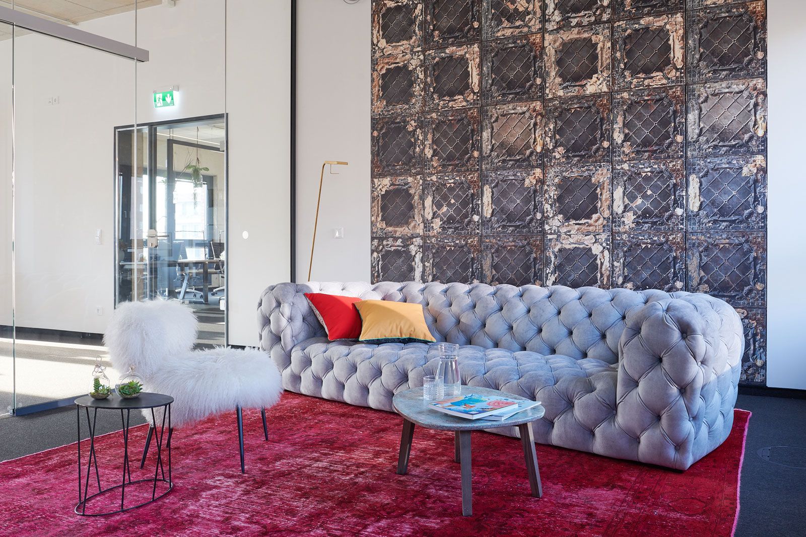 Headquarter einer Kita - Sofa Chester Moon, Beistellsessel Nepal und Beistelltische von Baxter, Teppich von annorug, Tapete von NLXL