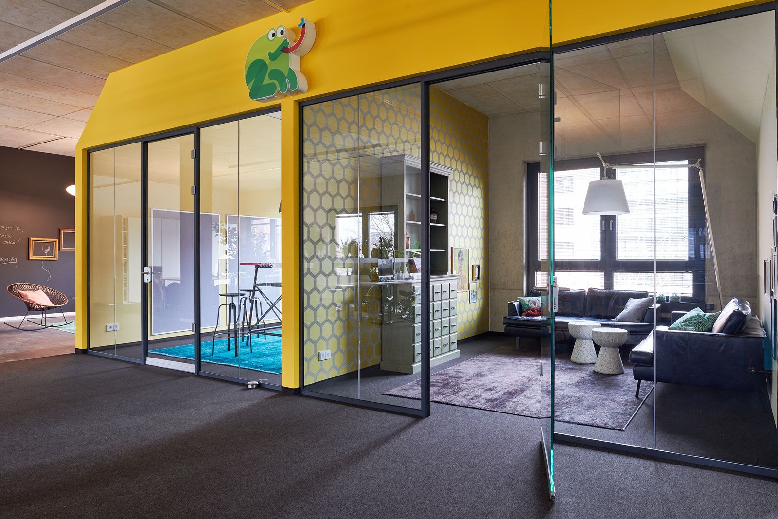 Headquarter einer Kita - Meeting-Haus Wohnzimmer: Sofas von tommy m, Schrank Vintage, Tapete von Desginers Guild, Stehleuchte von Artemide