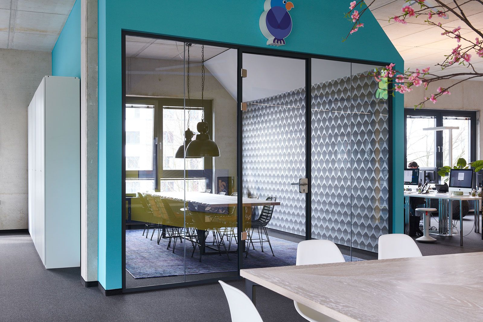 Headquarter einer Kita - Meeting-Haus klassisch: Konferenztisch und Stühle Vintage, Tapete von Designers Guild