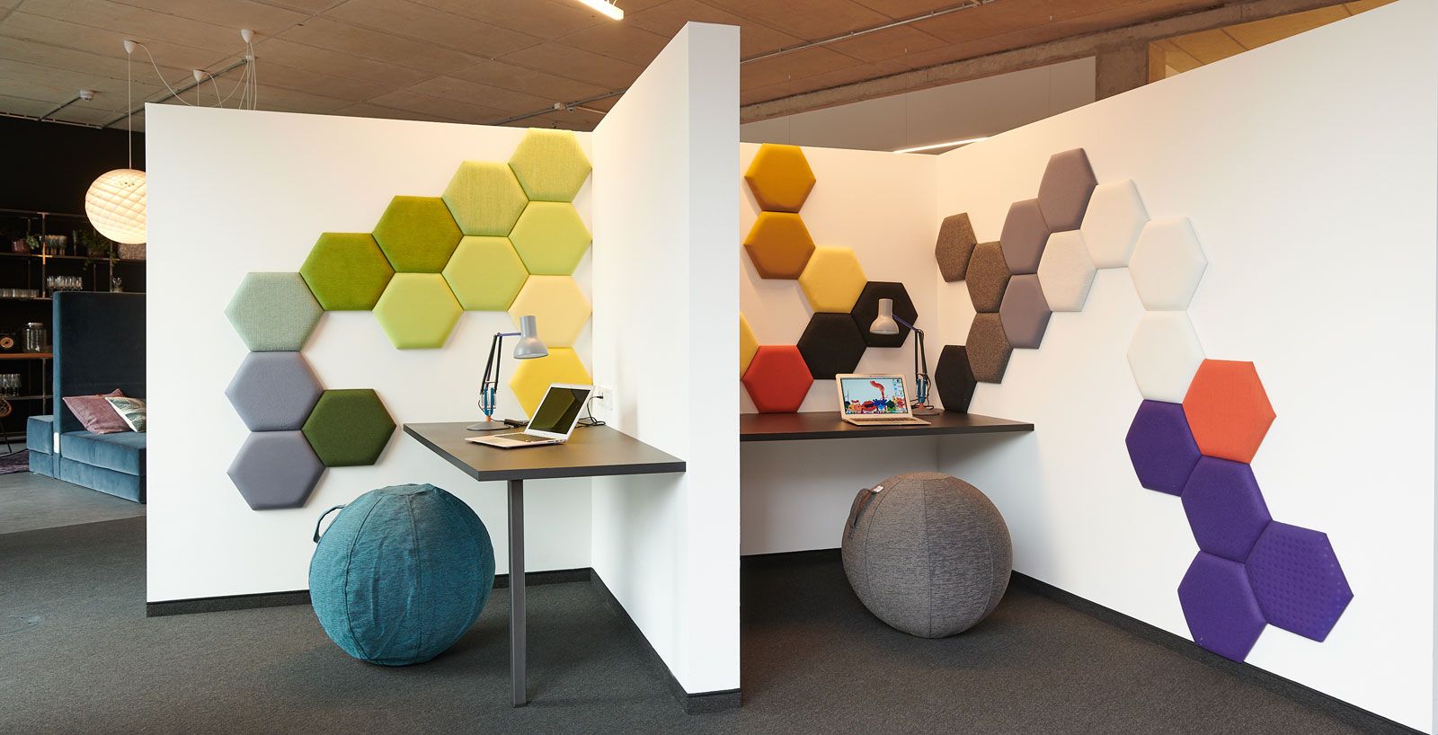 Headquarter einer Kita - Work-Kabinen: Wabenpaneels aus der Cramer Polstermanufaktur, Tischleuchten von Anglepoise