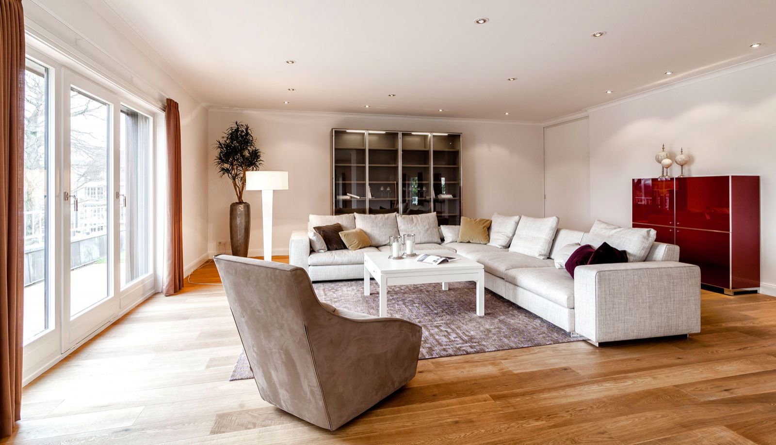 Penthouse an der Alster - Wohnbereich: Sofa Turner von Molteni, Sessel u. Schrank von Molteni, Couchtisch von Form Exclusiv, Teppich von Domaniecki, Highboard aus der Cramer Holzmanufaktur