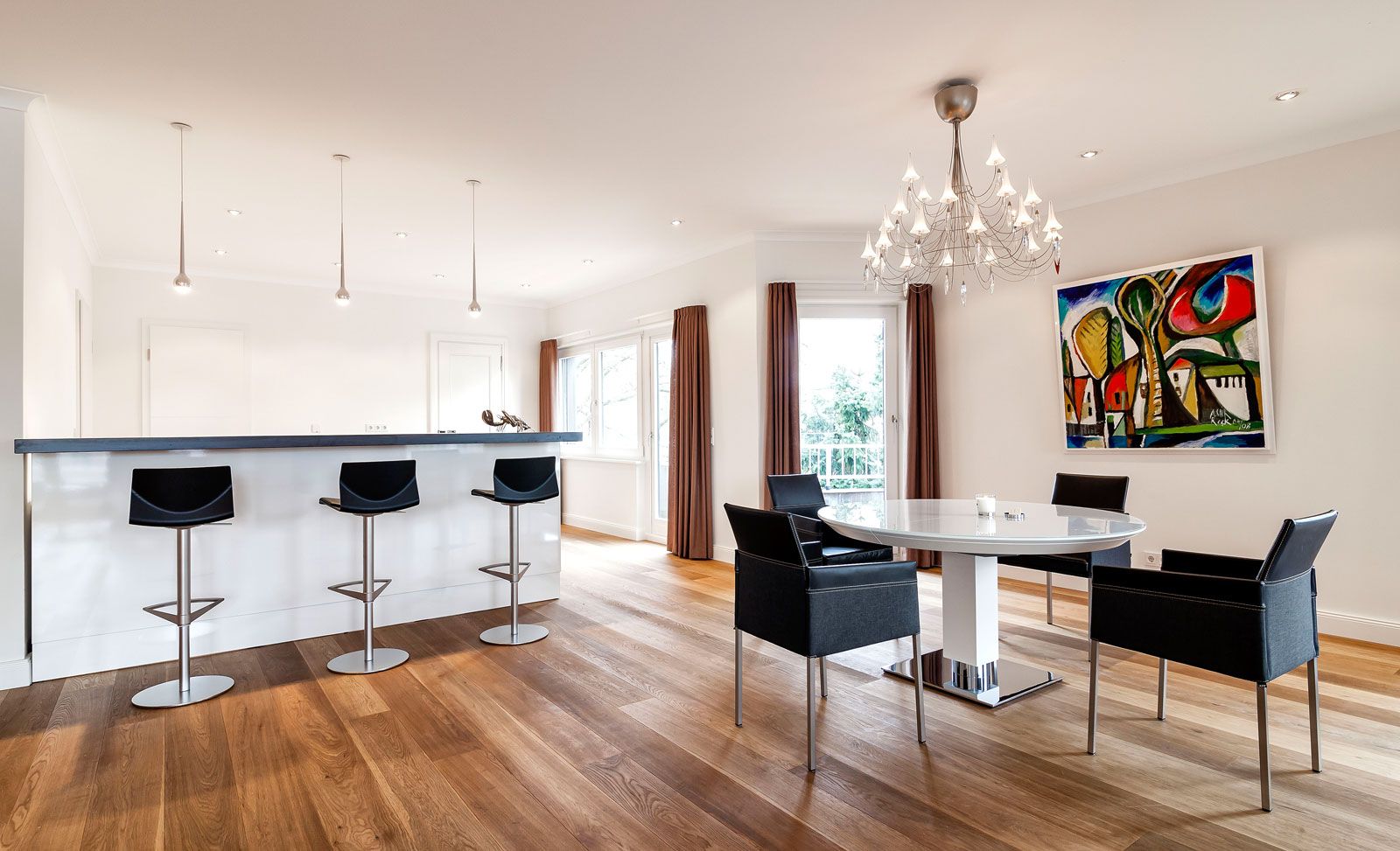 Penthouse an der Alster - Essbereich: Barhocker von Lapalma, Bar aus der Cramer Holzmanufaktur, Armlehnstühle von KFF, Tisch von Bacher, Pendelleuchte von Grau