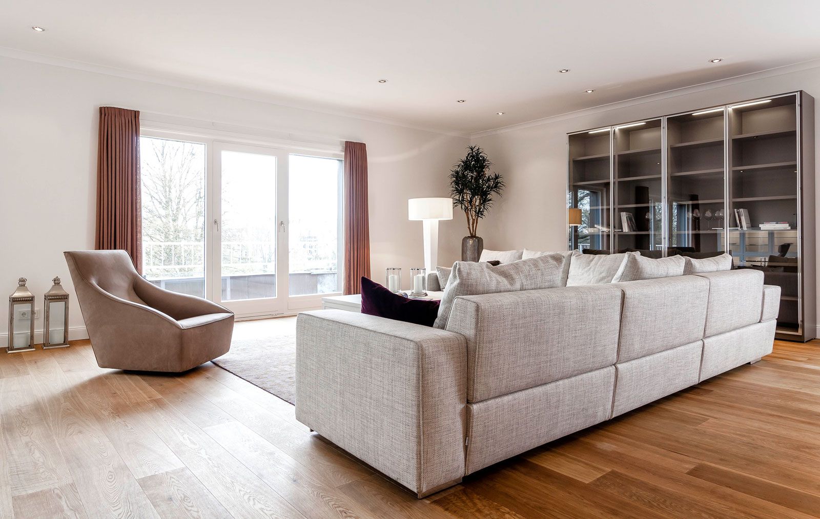 Penthouse an der Alster - Wohnbereich: Sofa Turner von Molteni, Sessel u. Schrank von Molteni, Stehleuchte von Christine Kröncke