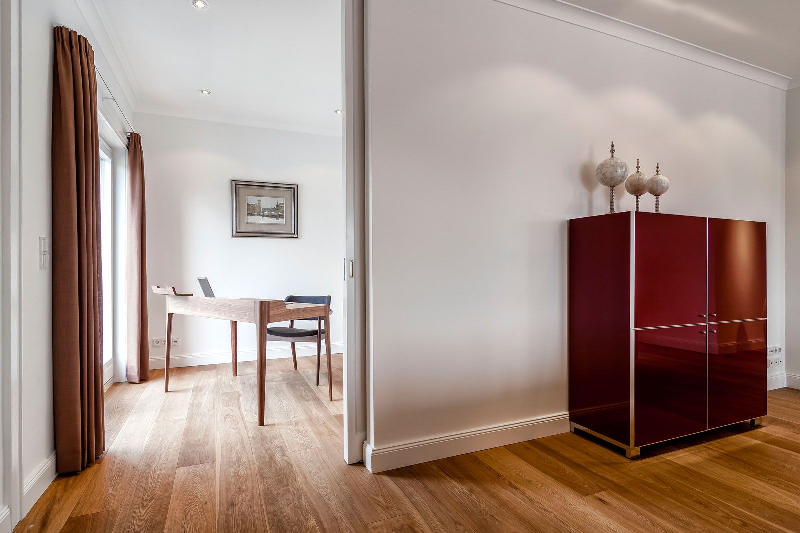 Penthouse an der Alster - Büro: Schreibtisch u. Stuhl von Porada, Highboard aus der Cramer Holzmanufaktur