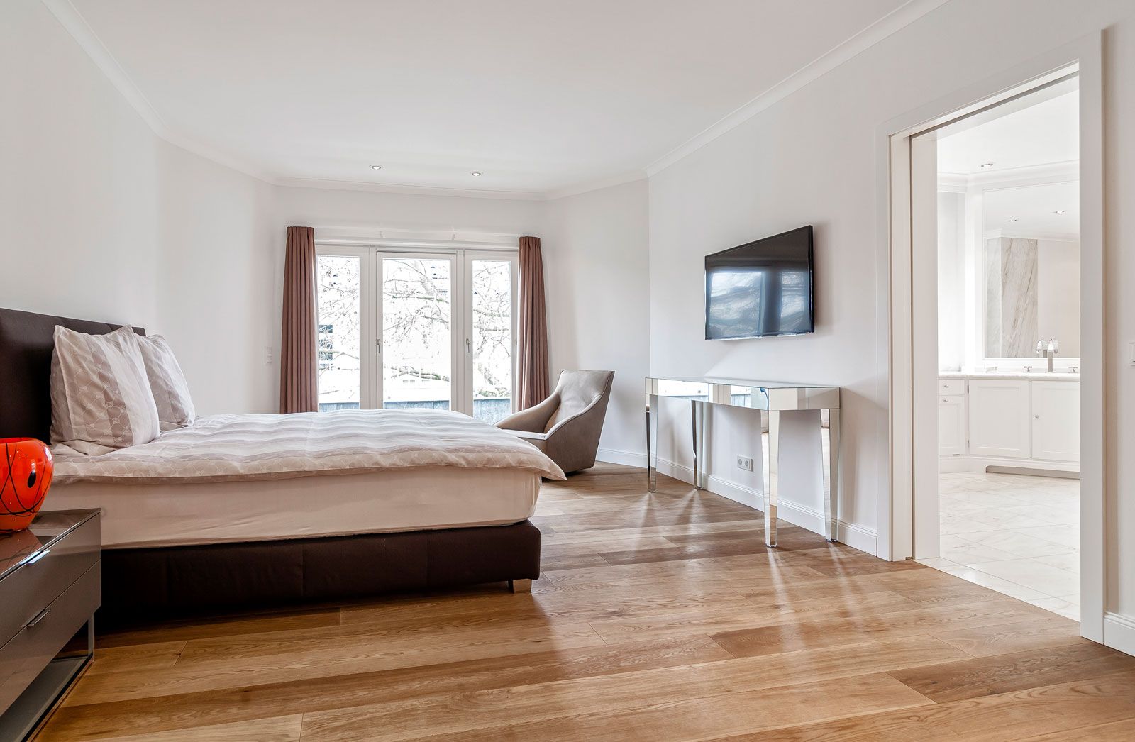 Penthouse an der Alster - Schlafbereich: Bett von Treca, Nachtkommode von Molteni, Konsole von Porada