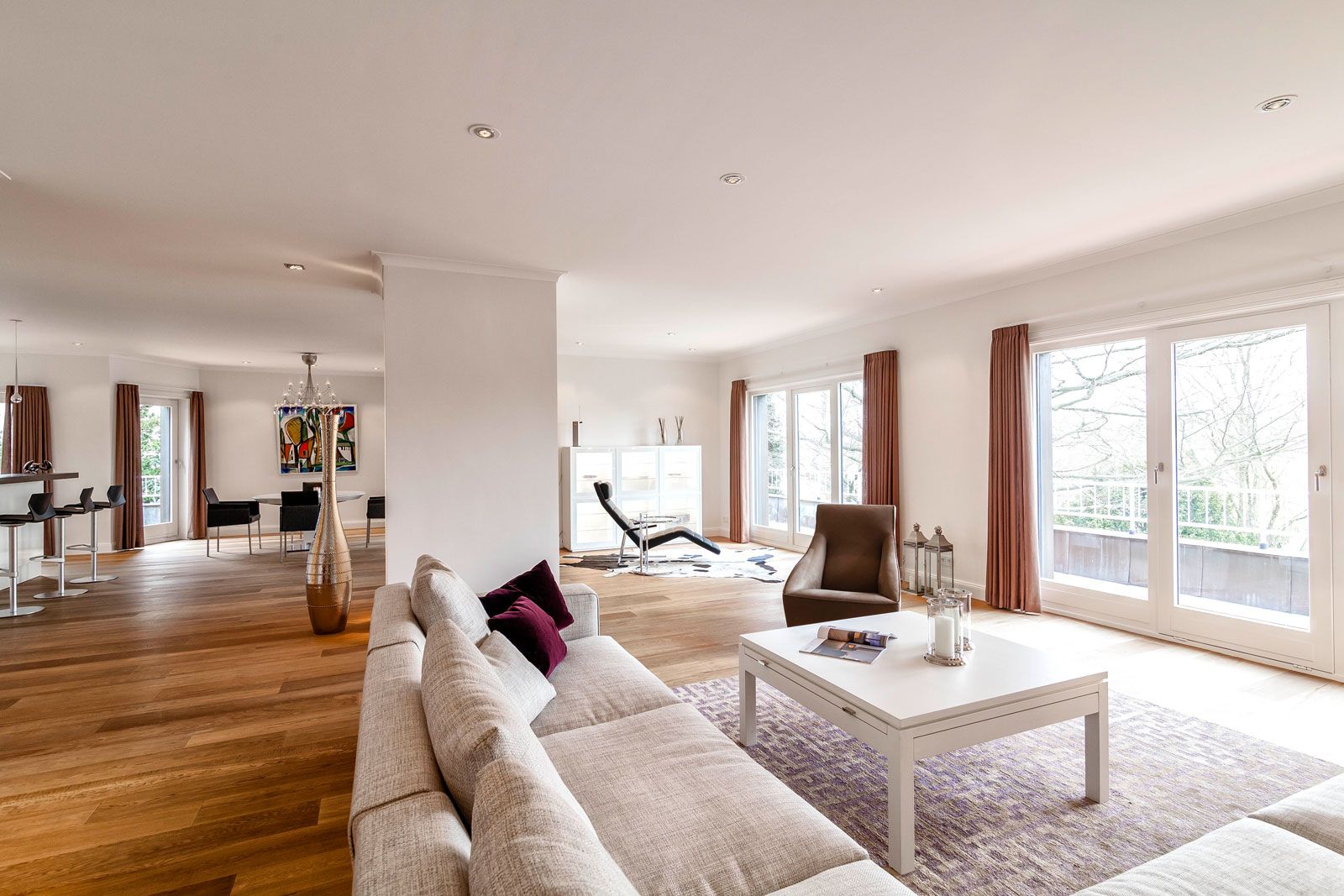 Penthouse an der Alster - Blick vom Wohnbereich in den Essbereich: Couchtisch von Form Exclusiv, Sessel und Sofa von Molteni, Liege/Relaxsessel von De Sede, Vitrine aus der Cramer Holzmanufaktur