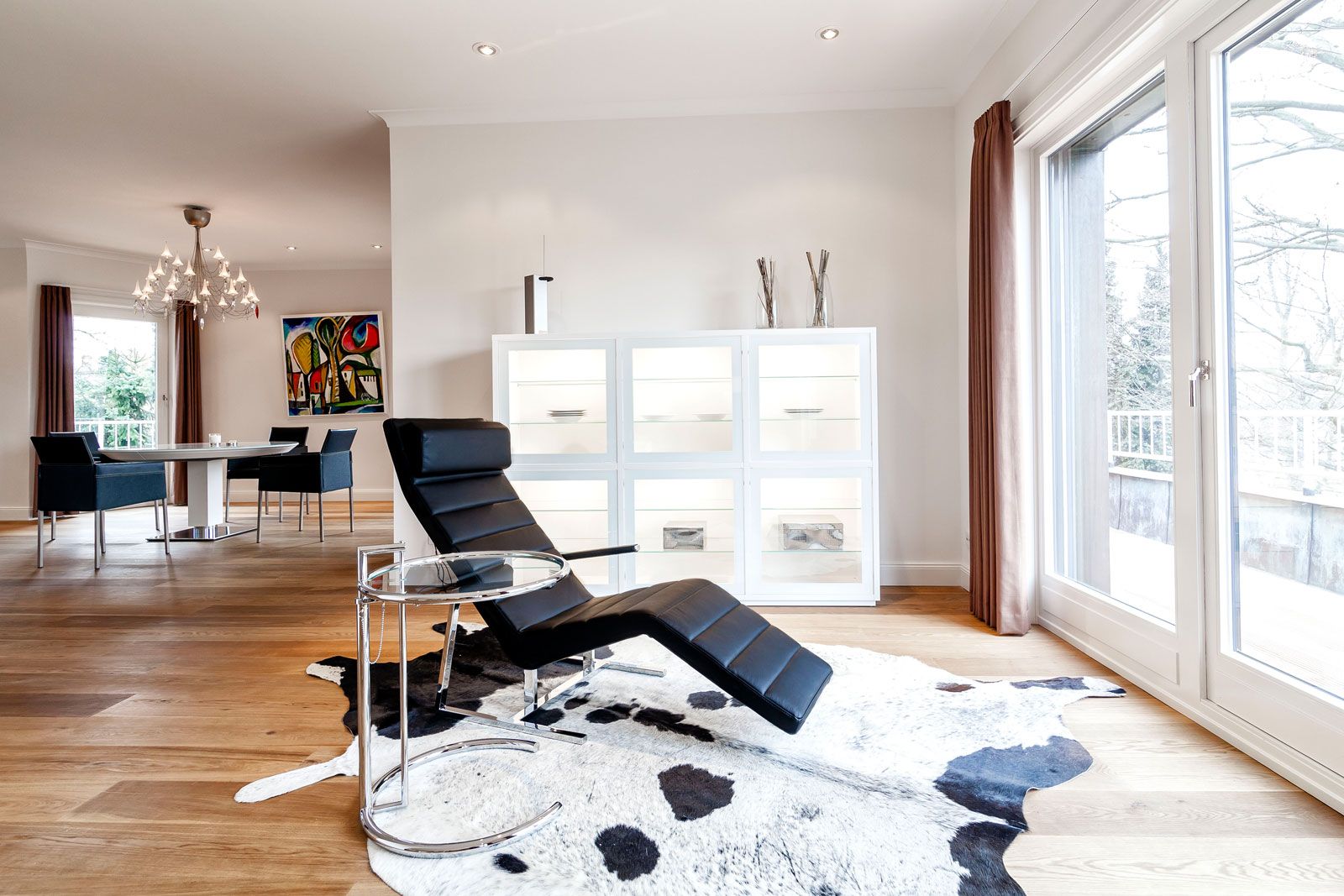 Penthouse an der Alster - Relaxbereich: Liege/Relaxsessel von de Sede, Vitrine aus der Cramer Holzmanufaktur, Beistelltisch Adjustable Table E 1027 von ClassiCon