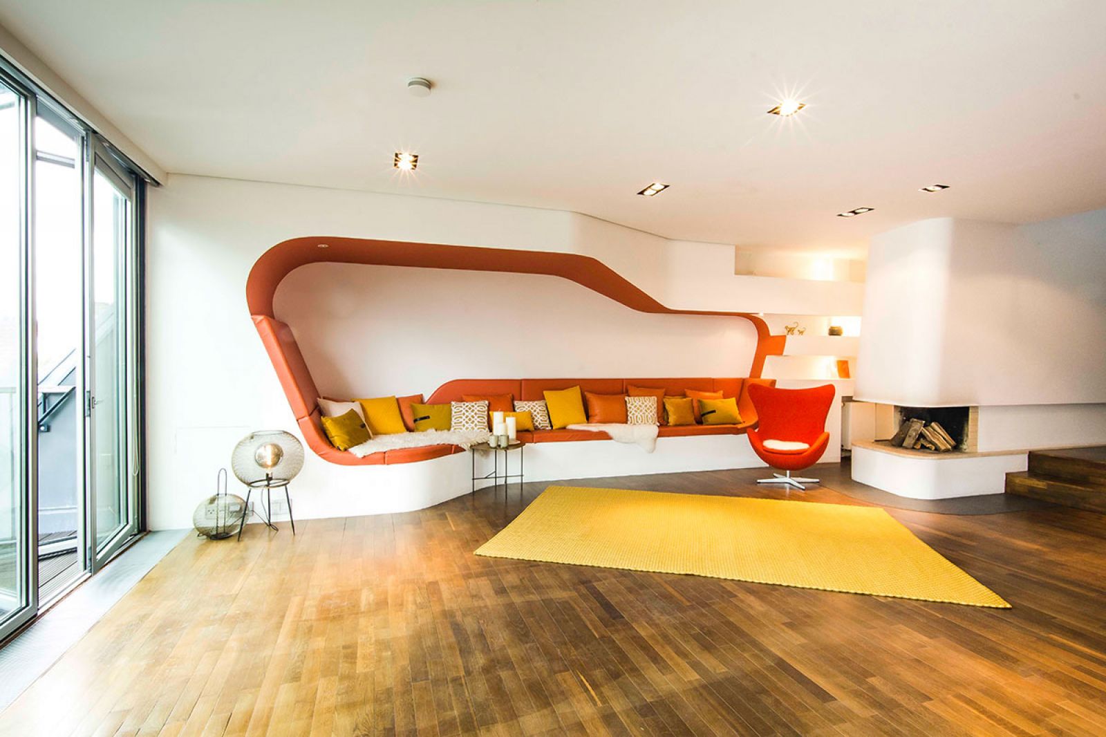 E-Wohnen in Berlin - Sessel The Egg von Fritz Hansen, Metalltisch Messing von de Castelli
