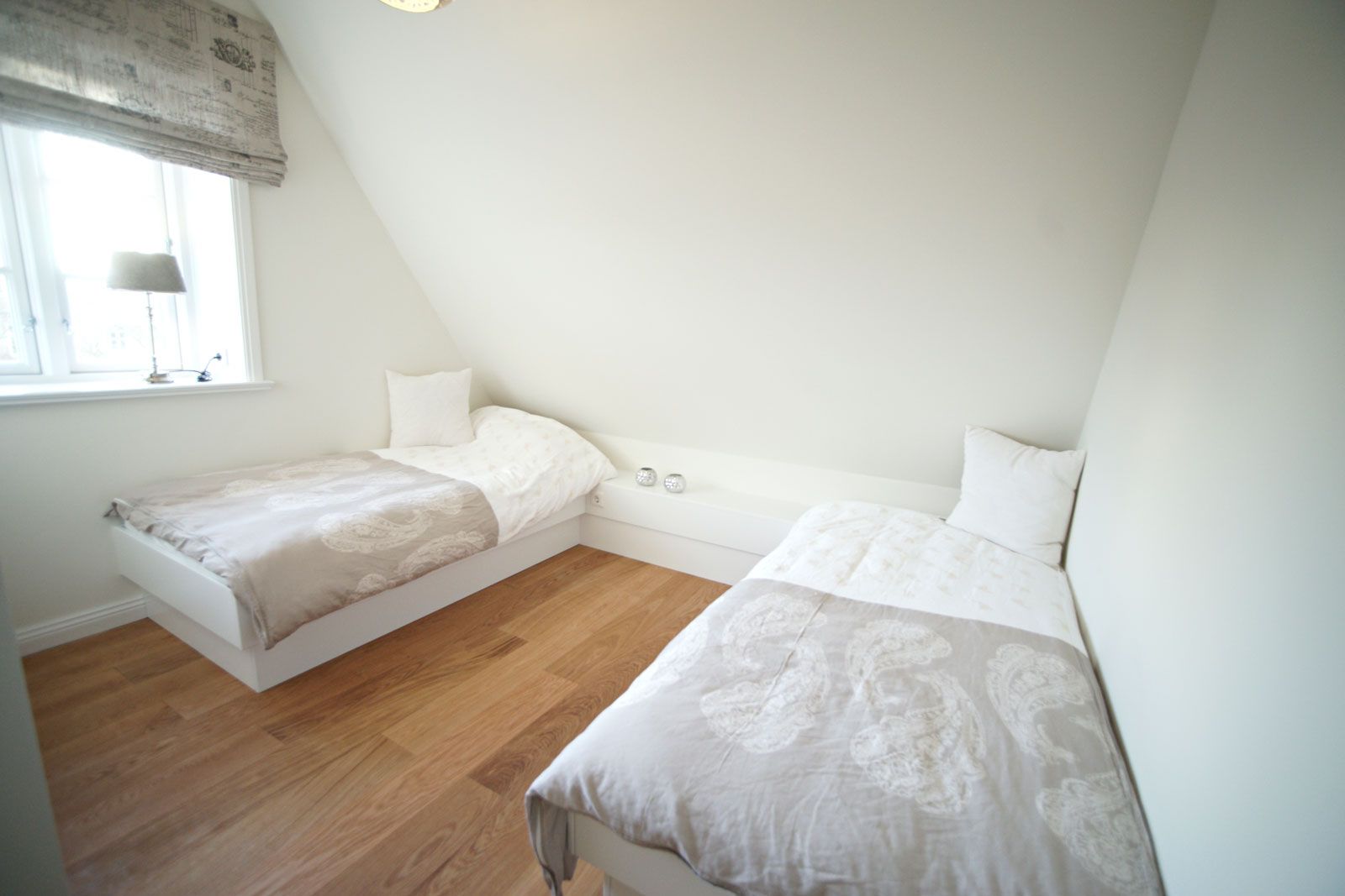 Ferienhaus auf Föhr - Schlafbereich: Betten und Ablage aus der Cramer Holzmanufaktur