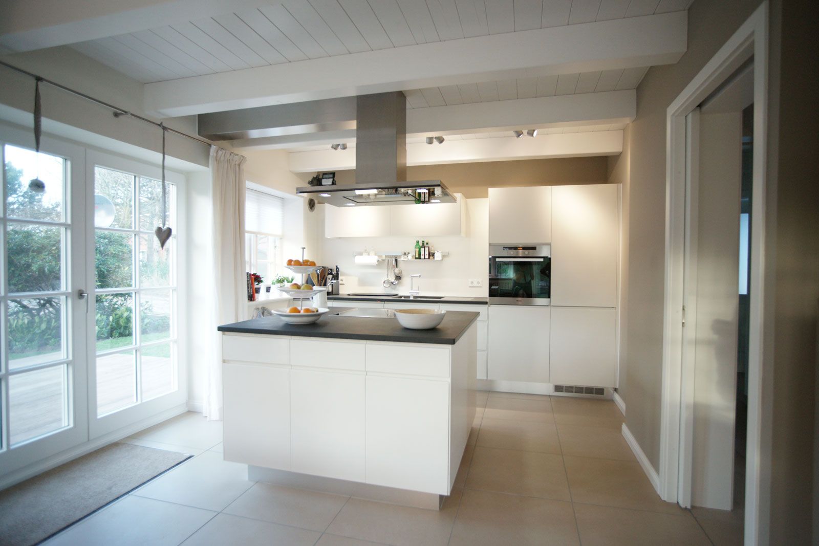 Ferienhaus auf Föhr - Küche mit Line Corianfront aus der Cramer Holzmanufaktur