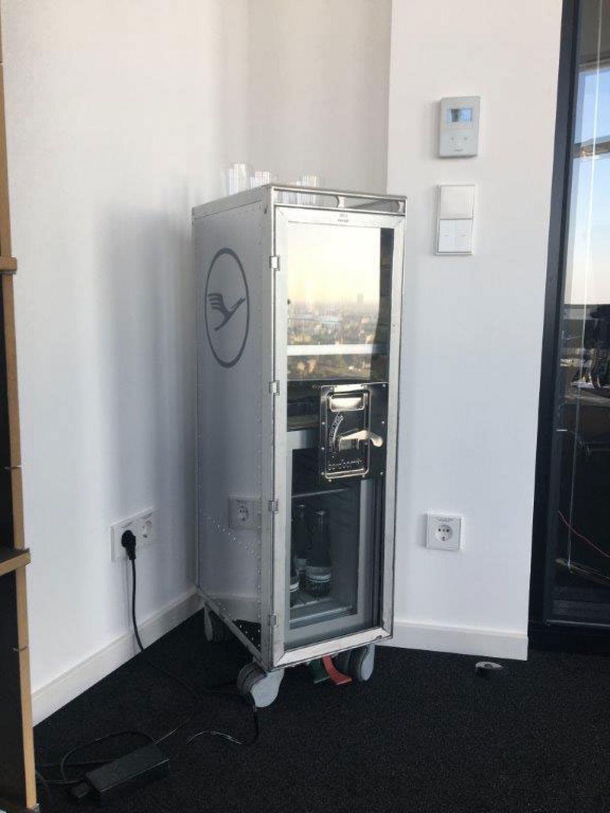 Büroetage im 30. Stock - Konferenzraum: Flugzeugtrolley von bordbar