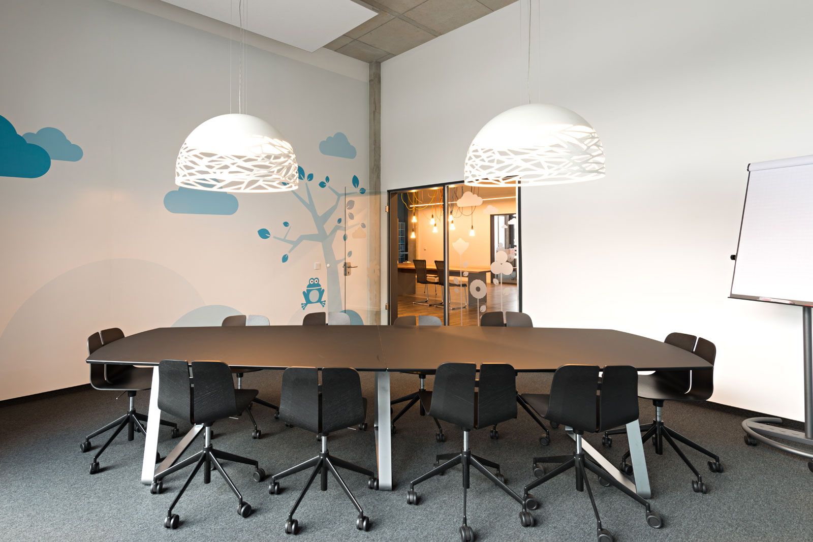 Headquarter im Industrial-Style - Konferenztisch von lapalma, Drehstühle Miuun von laplama, weiße Pendelleuchten Kelly Dome von Studio Italia