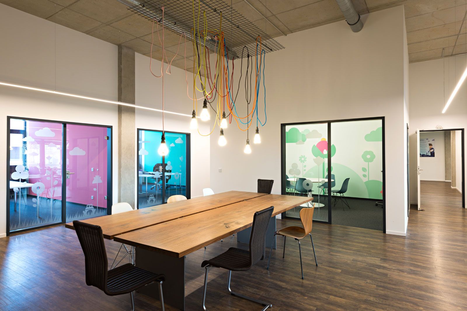 Headquarter im Industrial-Style - Freischwinger Jimmy von Bacher, Serie 7 Stuhl von Fritz Hansen
