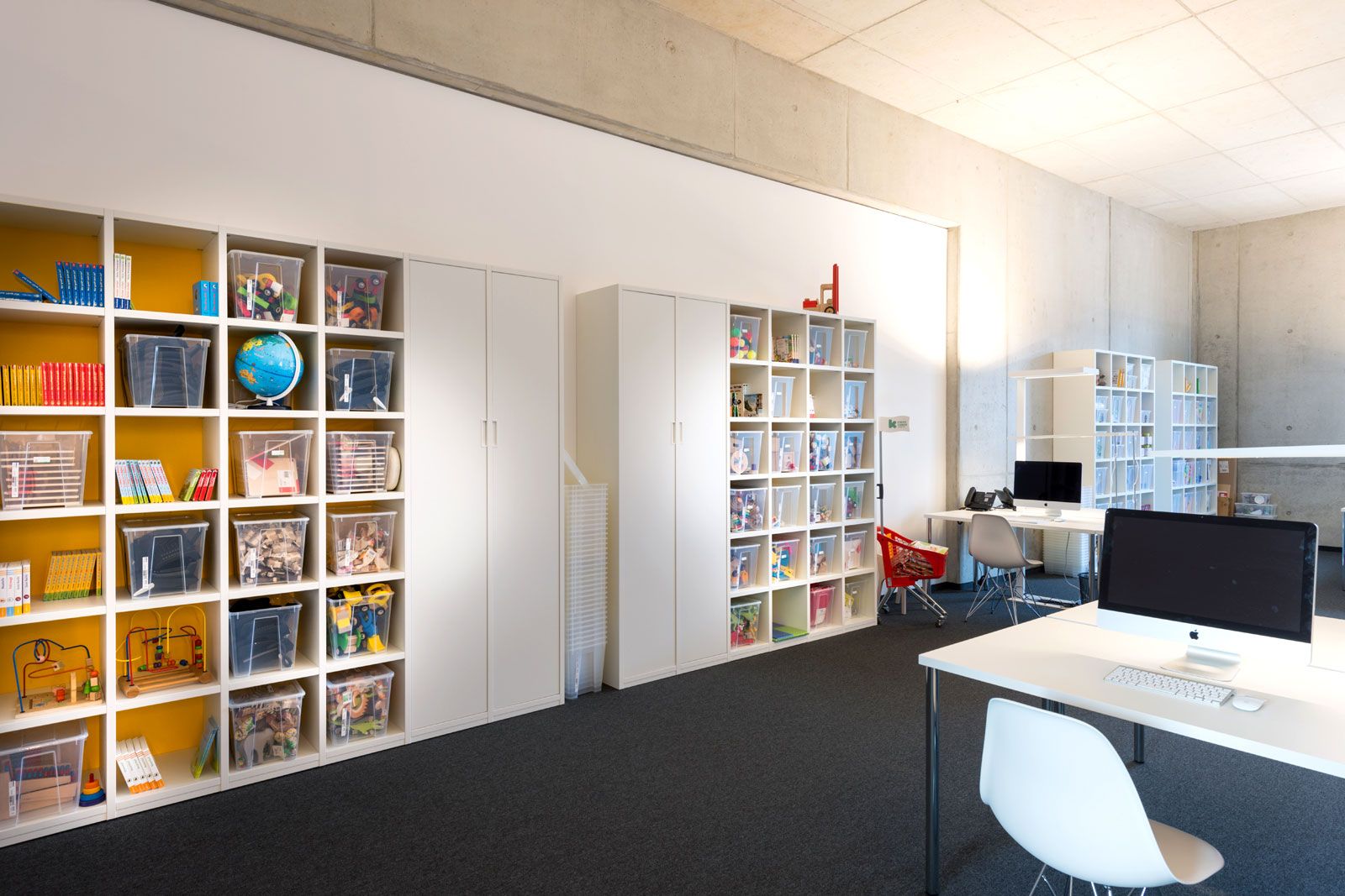 Headquarter im Industrial-Style - Regale, Schränke und Schreibtische aus der Cramer Holzmanufaktur