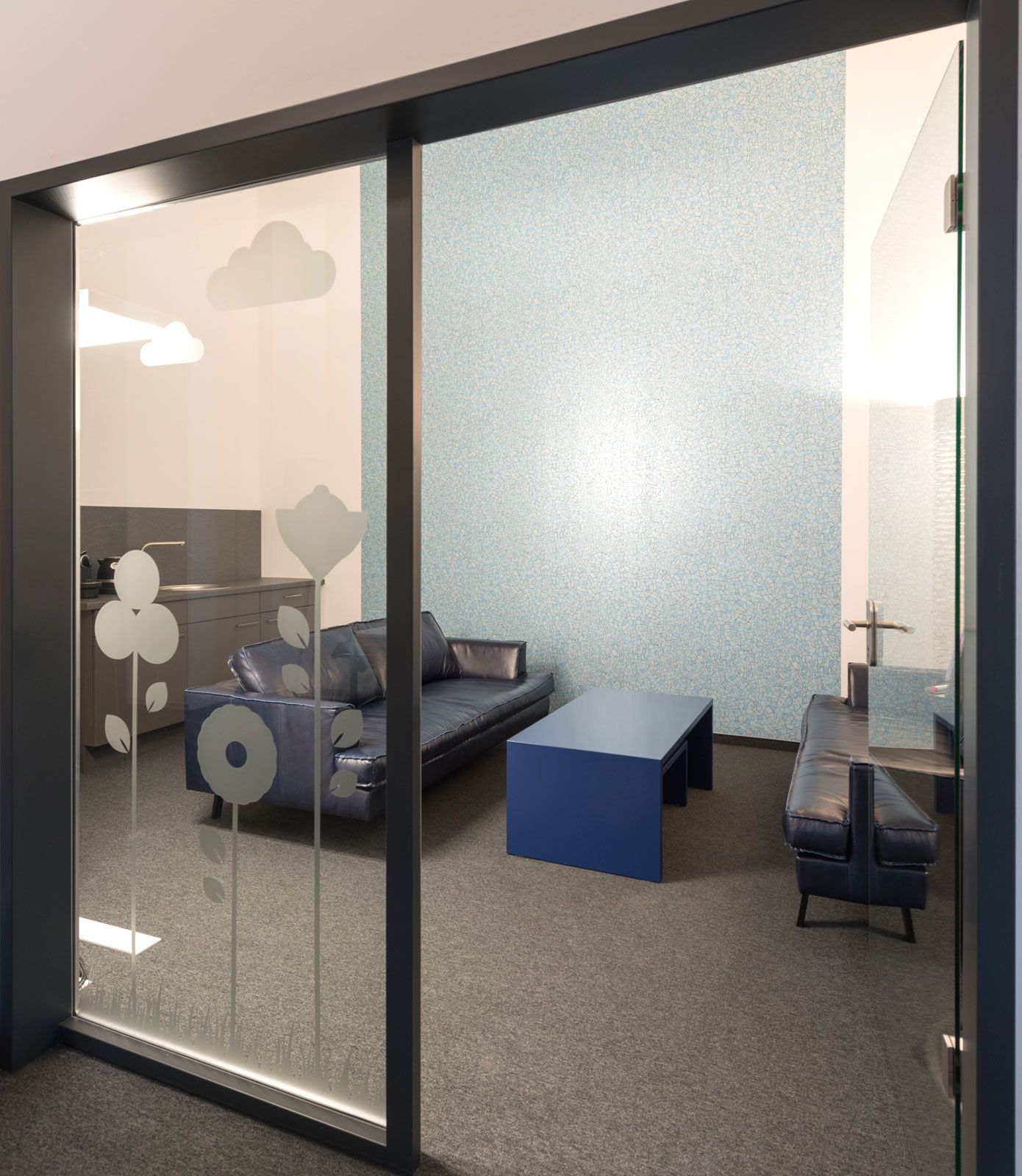 Headquarter im Industrial-Style - Couchtisch Arcum aus der Cramer Holzmanufaktur, blaue Strukturtapete von Desginers Guild