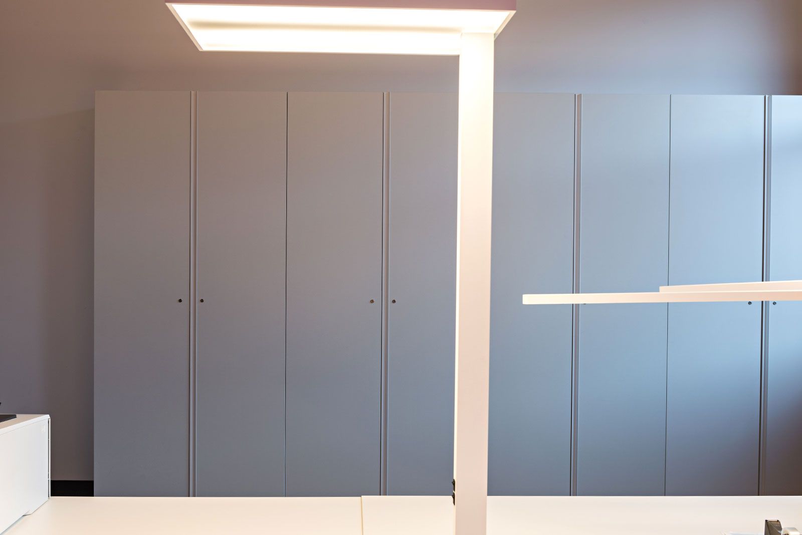 Headquarter im Industrial-Style - Stehleuchte von Molto Luce, Schränke aus der Cramer Holzmanufaktur