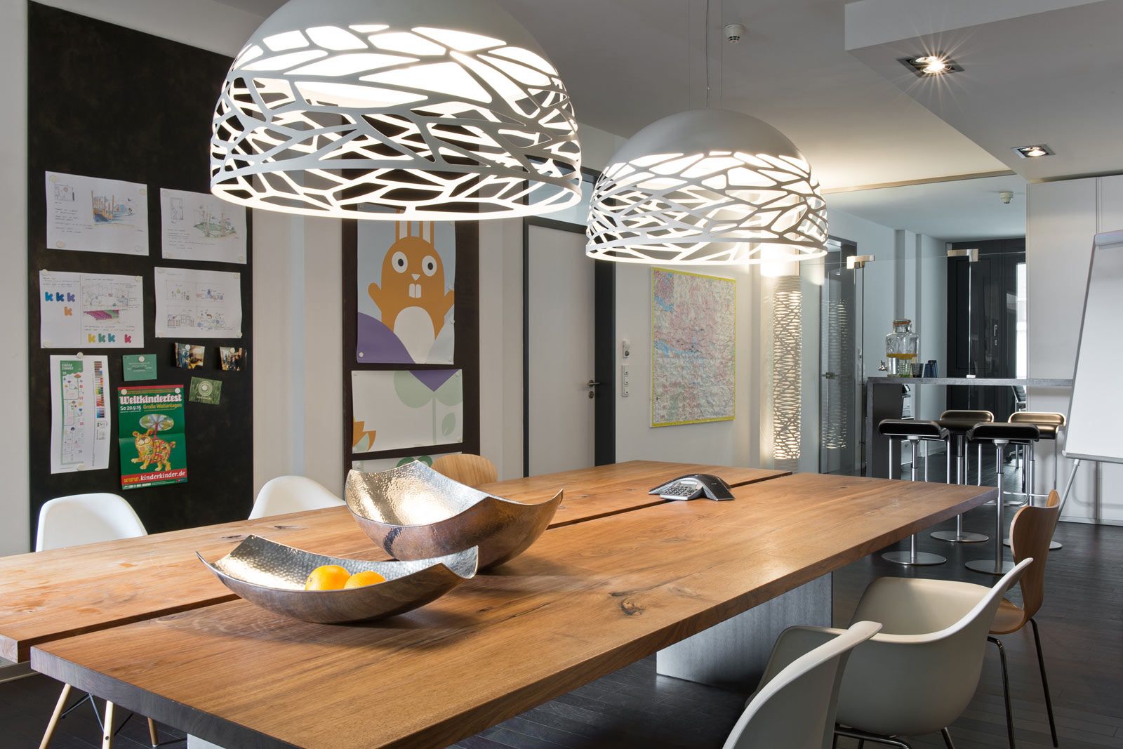 Büro in der Speicherstadt - Besprechungsraum: Pendelleuchten Kelly Dome von Studio Italia, weiße Stehleuchte Tress von Foscarini, Barhocker von lapalma