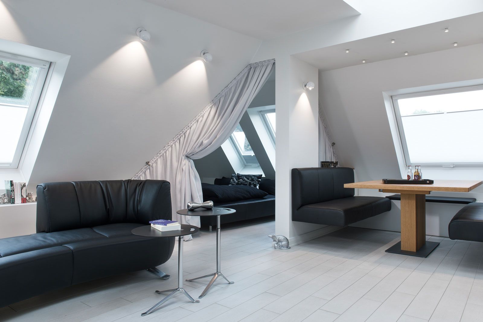Büro mit Gästewohnung - Blick in die Gästewohnung: Ledersofa DS-164 von De Sede, Beistelltische von Fritz Hansen, Sitzbank aus der Cramer Polstermanufaktur, Esstisch aus der Cramer Holzmanufaktur, Strahler von Occhio