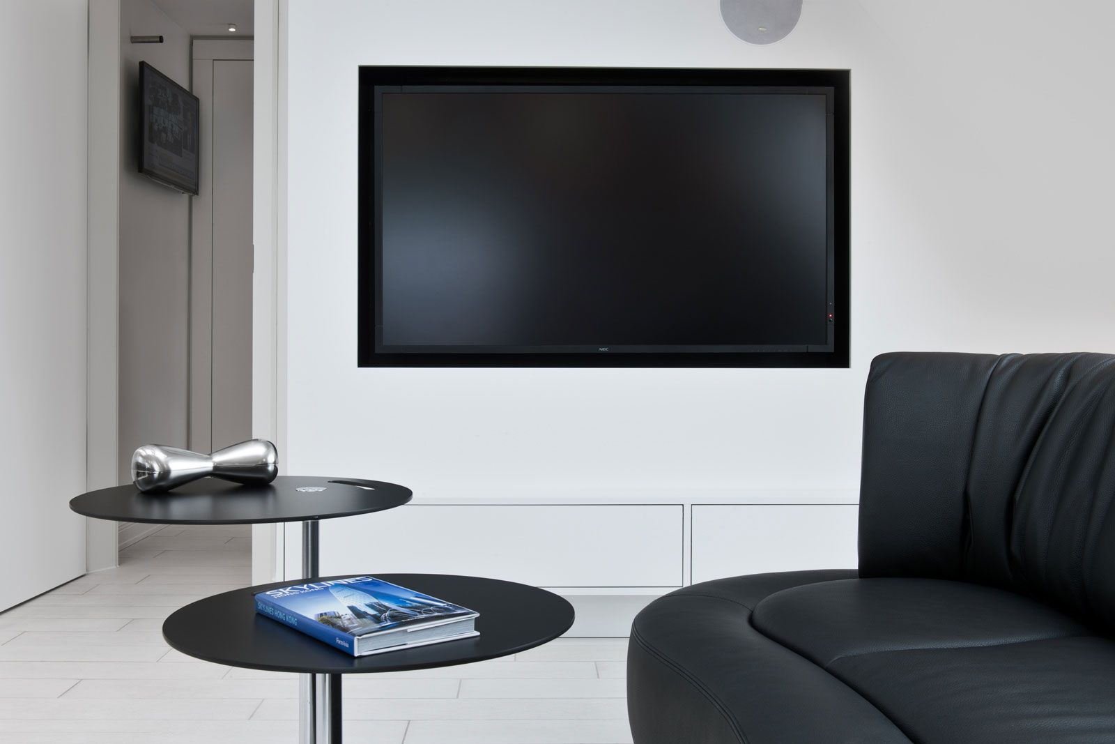 Büro mit Gästewohnung - Beistelltische von Fritz Hansen, TV-Möbel aus der Cramer Holzmanufaktur, Ledersofa DS-164 von De Sede