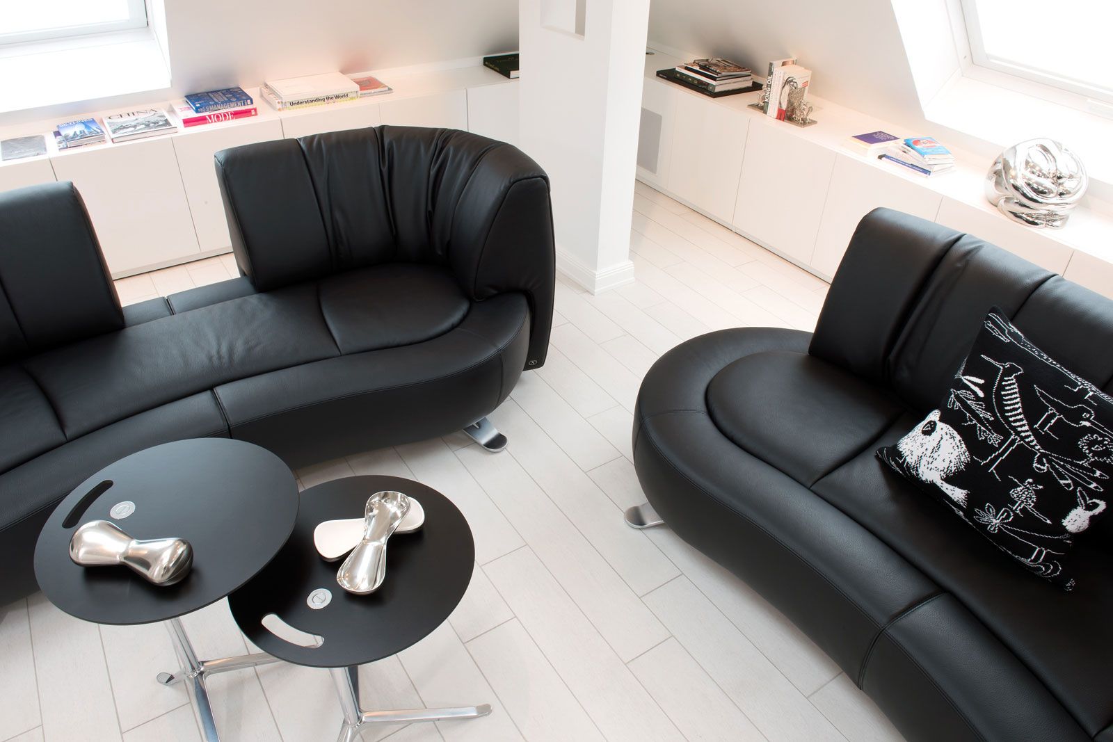 Büro mit Gästewohnung - Ledersofa DS-164 von De Sede, Beistelltische von Fritz Hansen, Eck-Lowboard aus der Cramer Holzmanufaktur