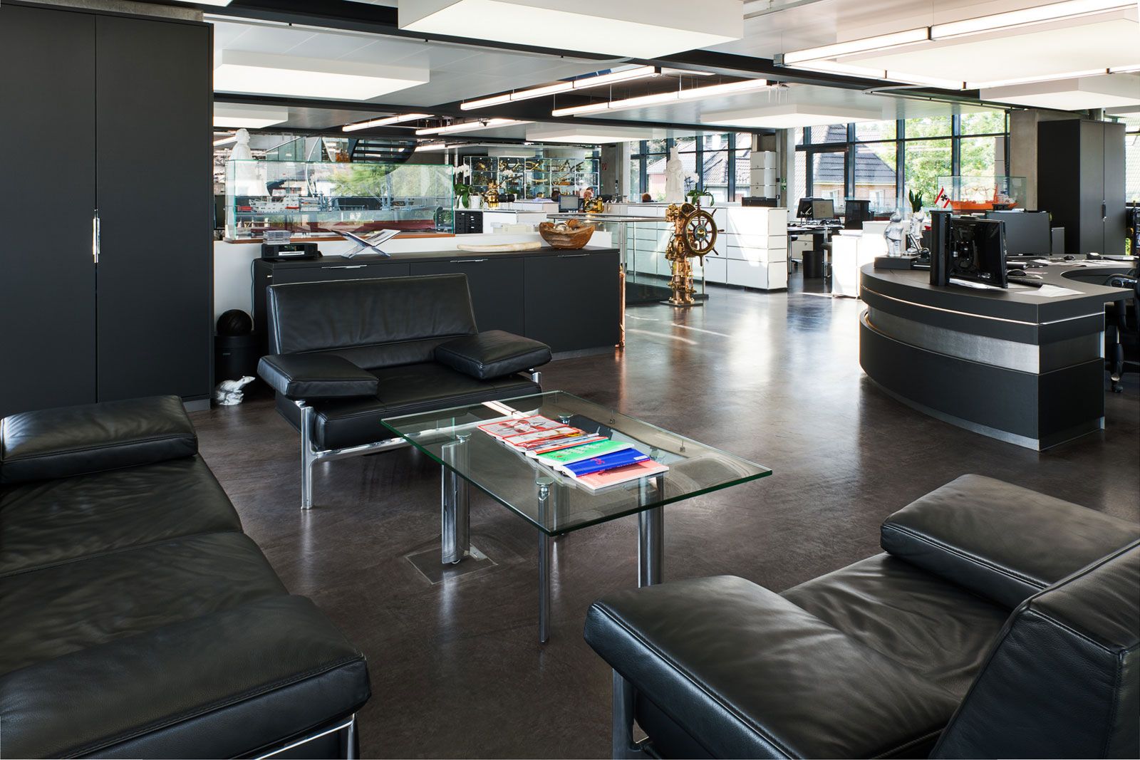Büro mit Gästewohnung - Ledersessel und -sofa von Jori, Couchtisch von Ronald Schmitt