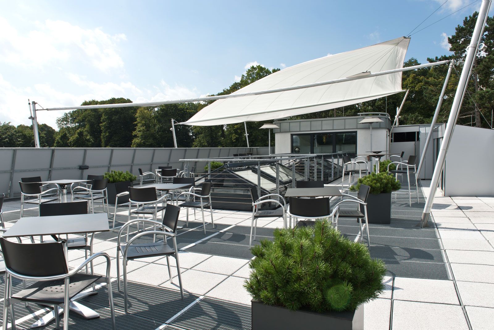 Büro mit Gästewohnung - Dachterrasse: Gartentische und Gartenstühle Breeze von Segis