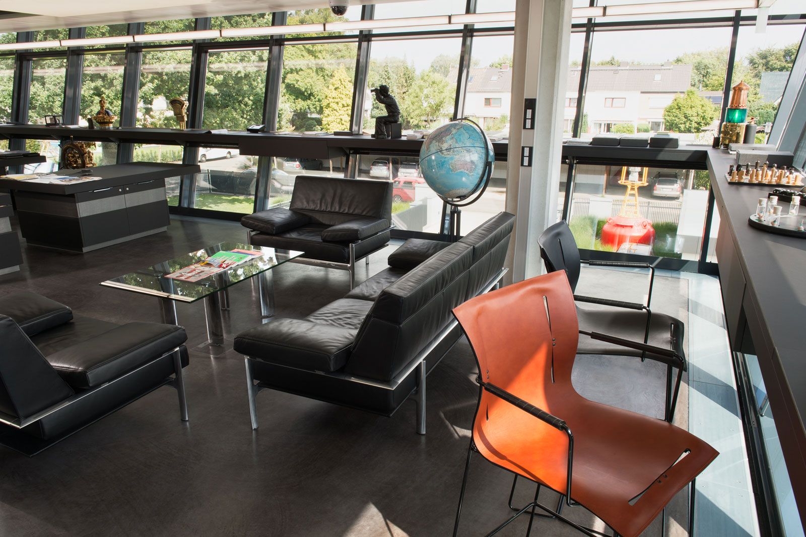 Büro mit Gästewohnung - Ledersessel und -sofa von Jori, Couchtisch von Ronald Schmitt