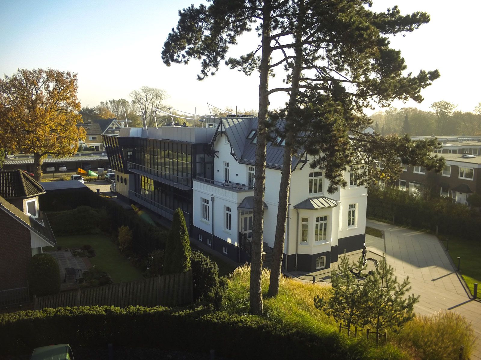 Büro mit Gästewohnung - Das neue Bürogebäude wurde direkt an eine alte Villa gebaut
